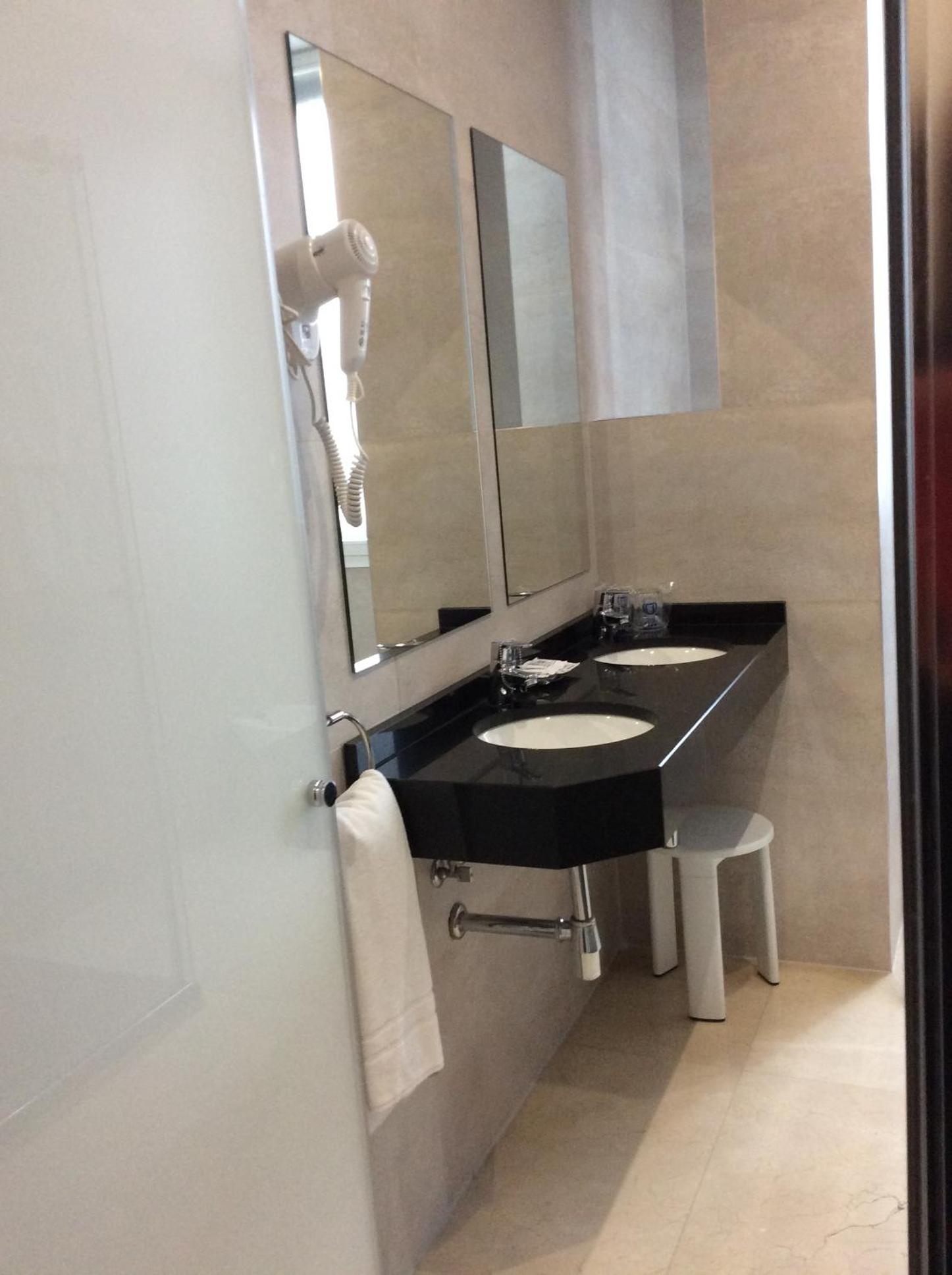 Twin Room - Photo 4