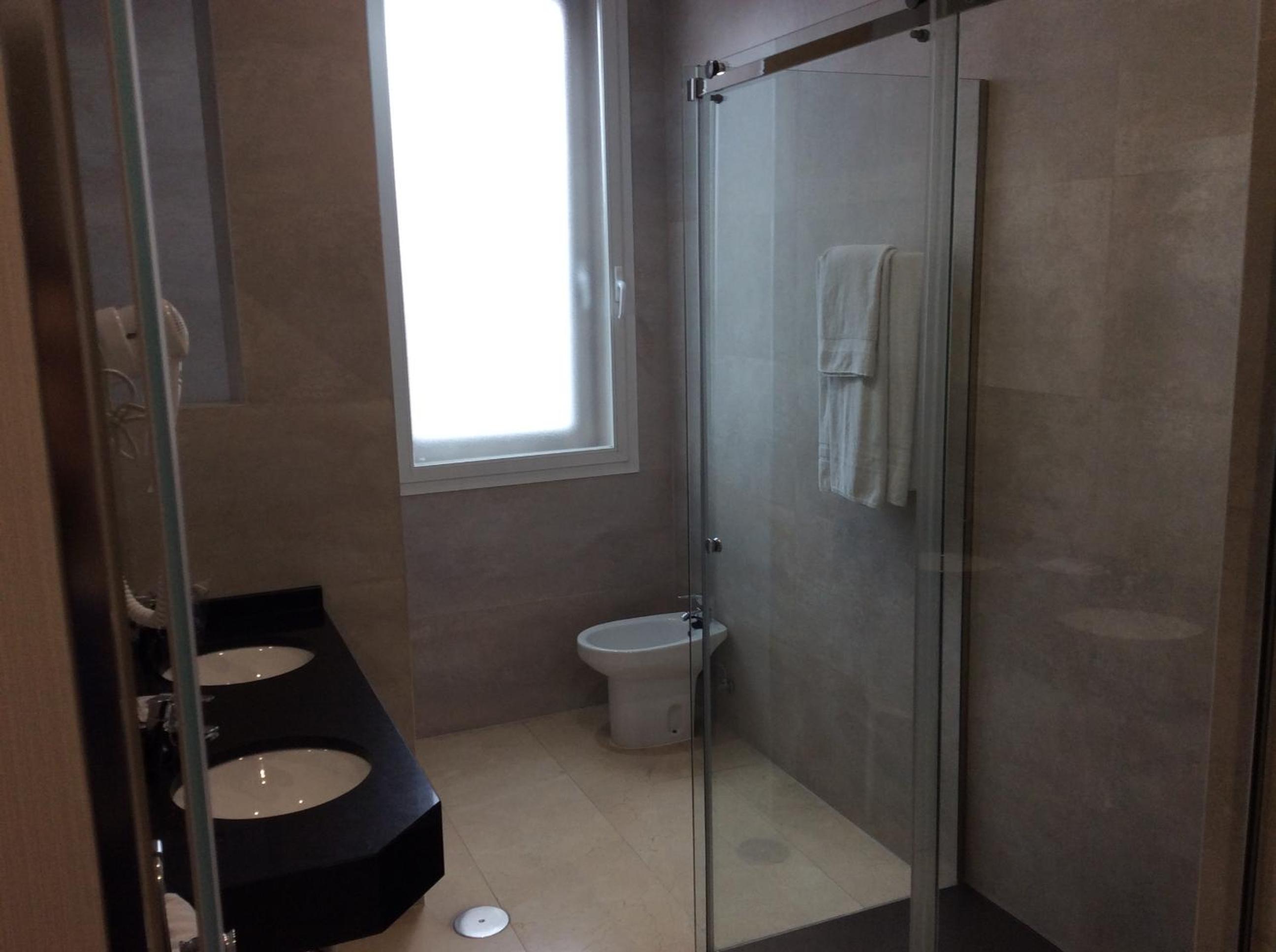 Twin Room - Photo 5