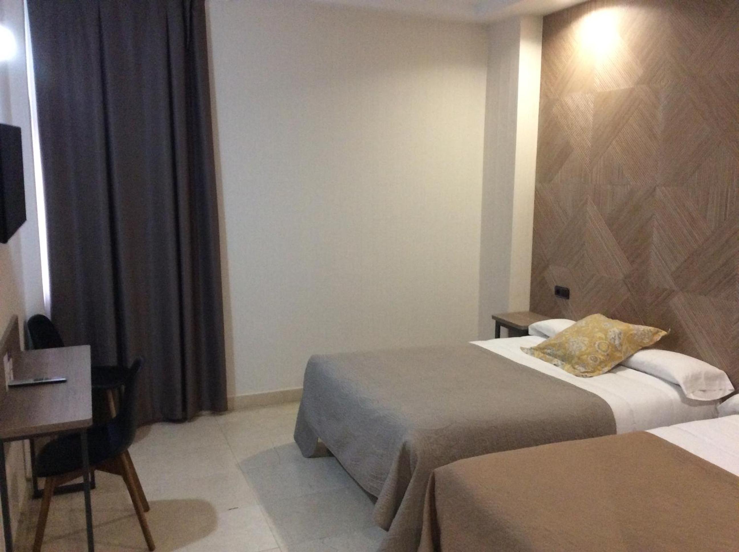 Twin Room - Photo 14