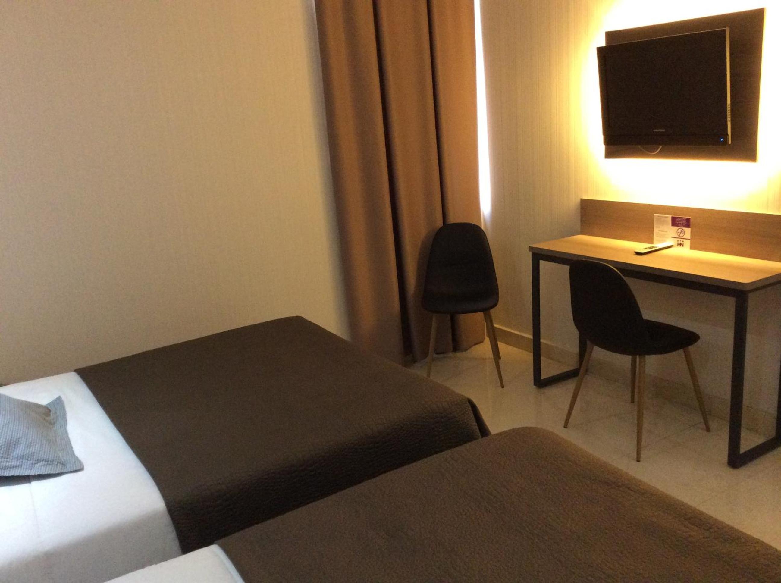 Twin Room - Photo 11