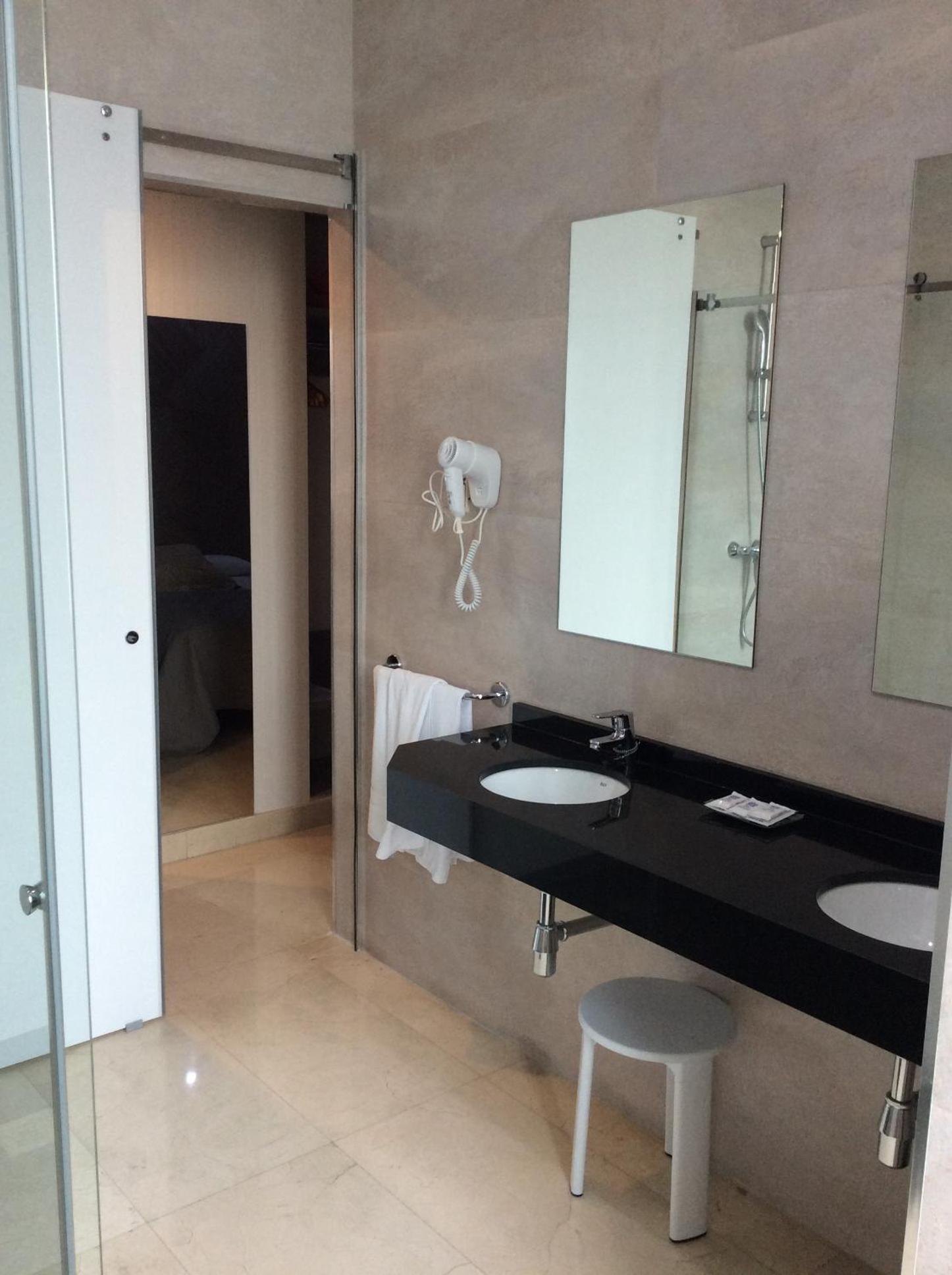 Twin Room - Photo 13
