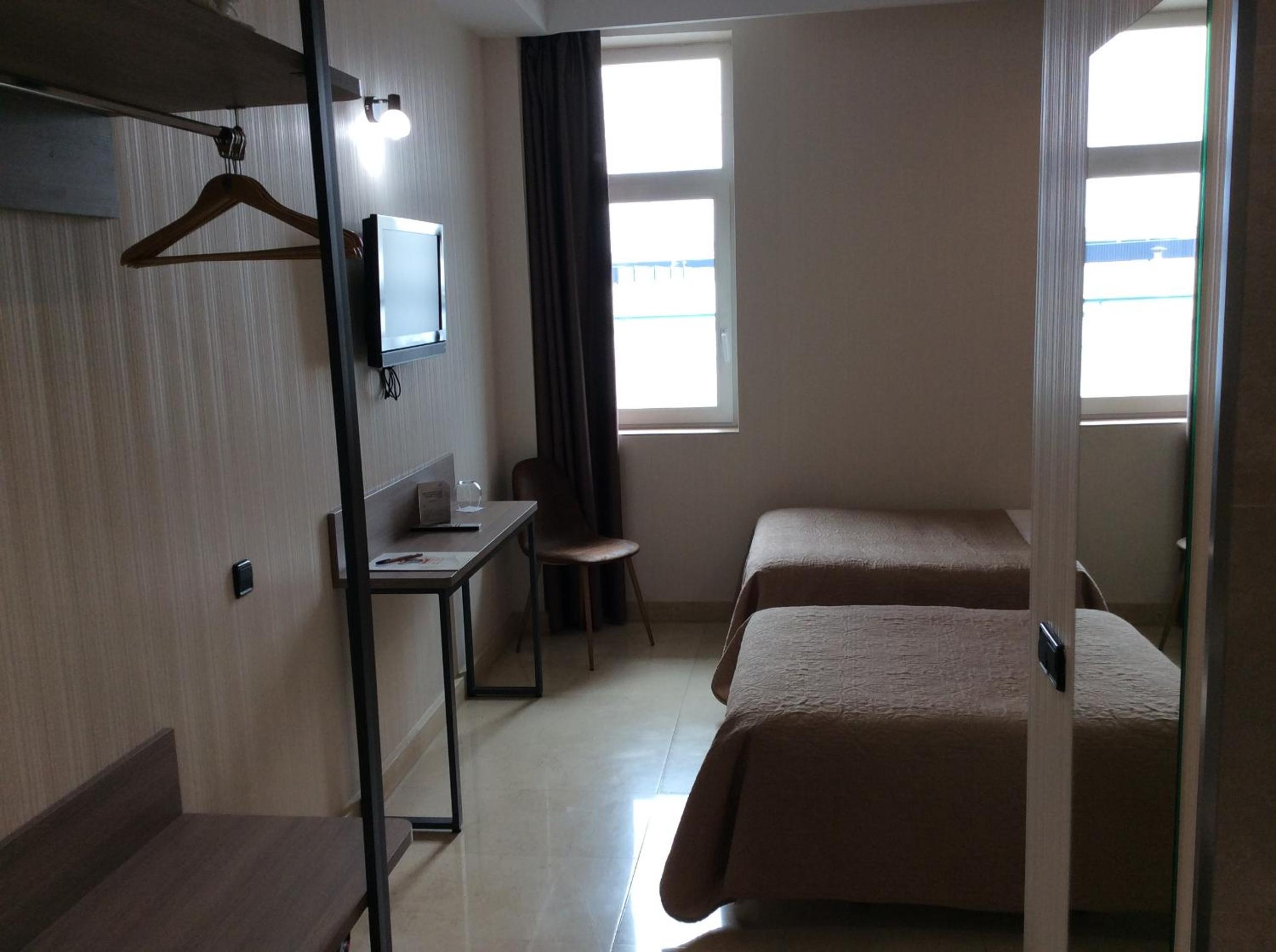 Twin Room - Photo 2