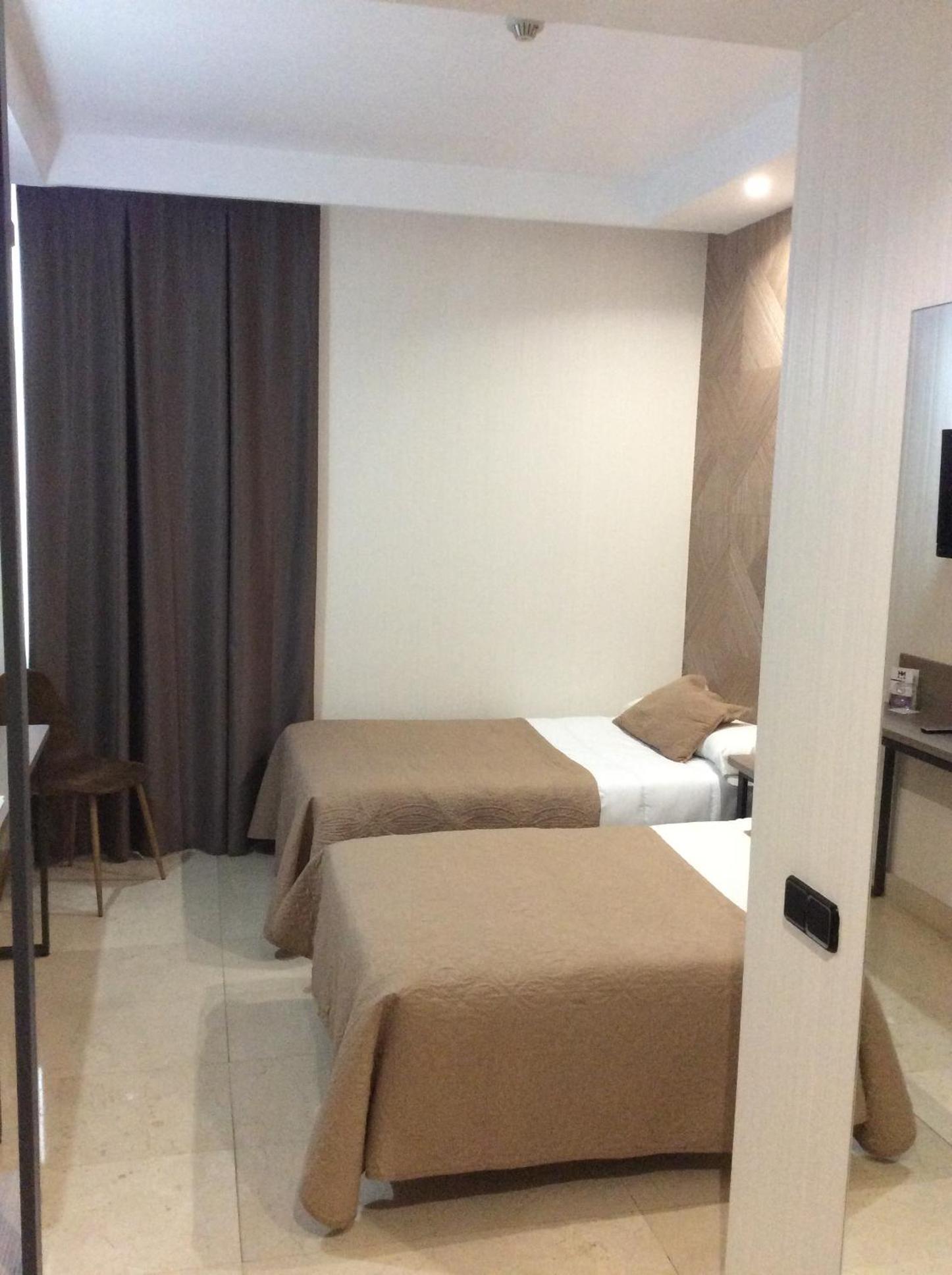 Twin Room - Photo 12