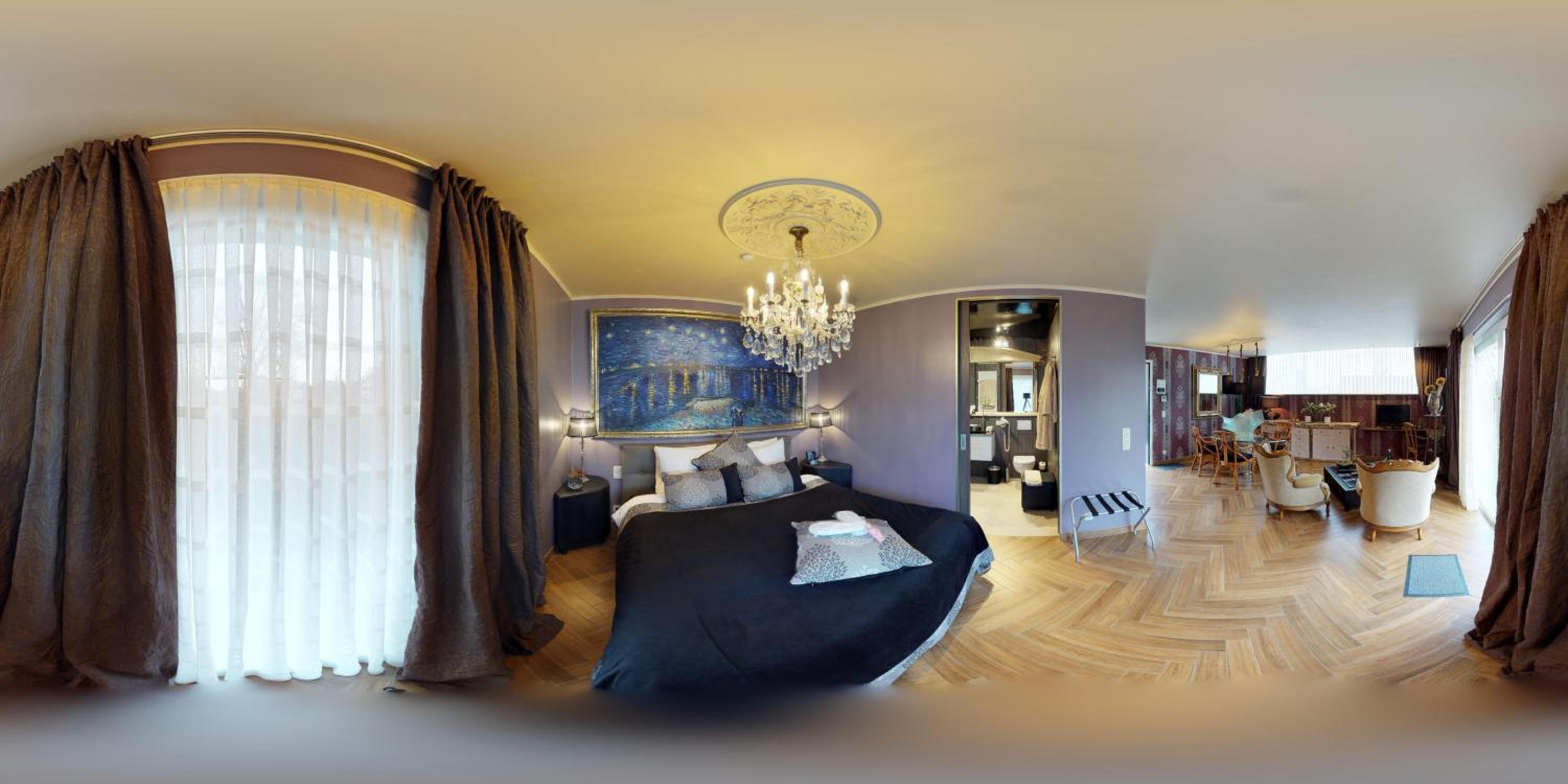 Suite - Photo 1