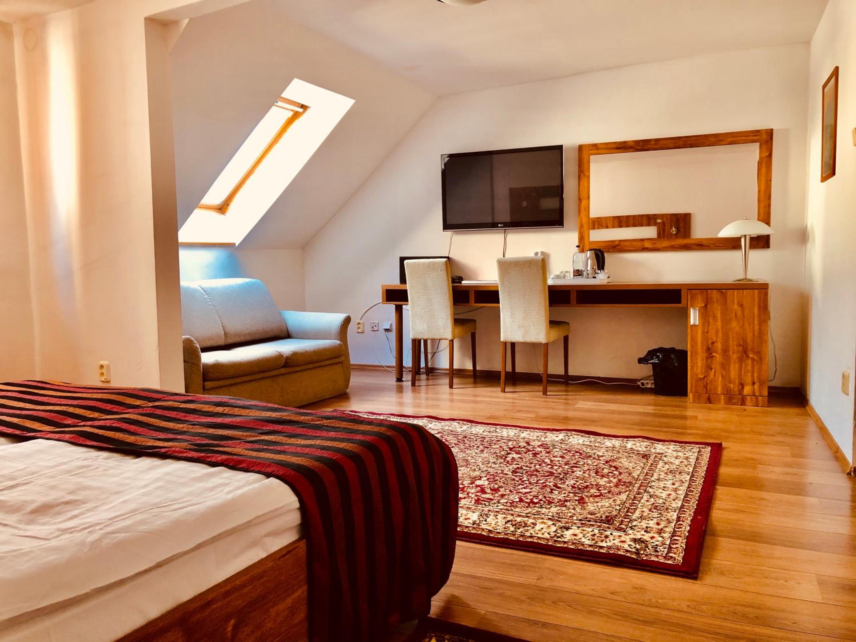 Standard Double Room with 2 Extra Beds - Photo 18