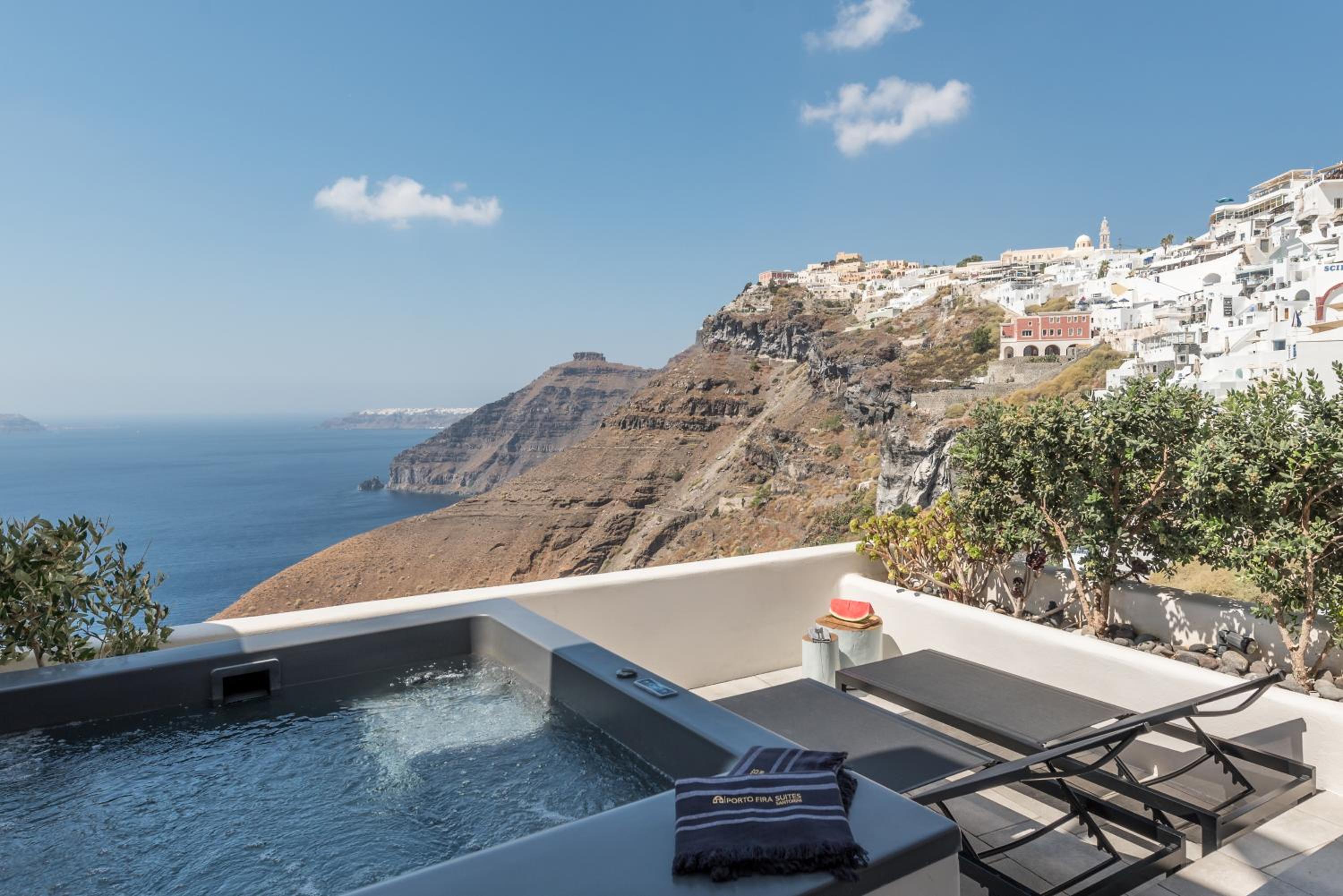 Deluxe Suite with Hot Tub and Caldera View - Photo 4