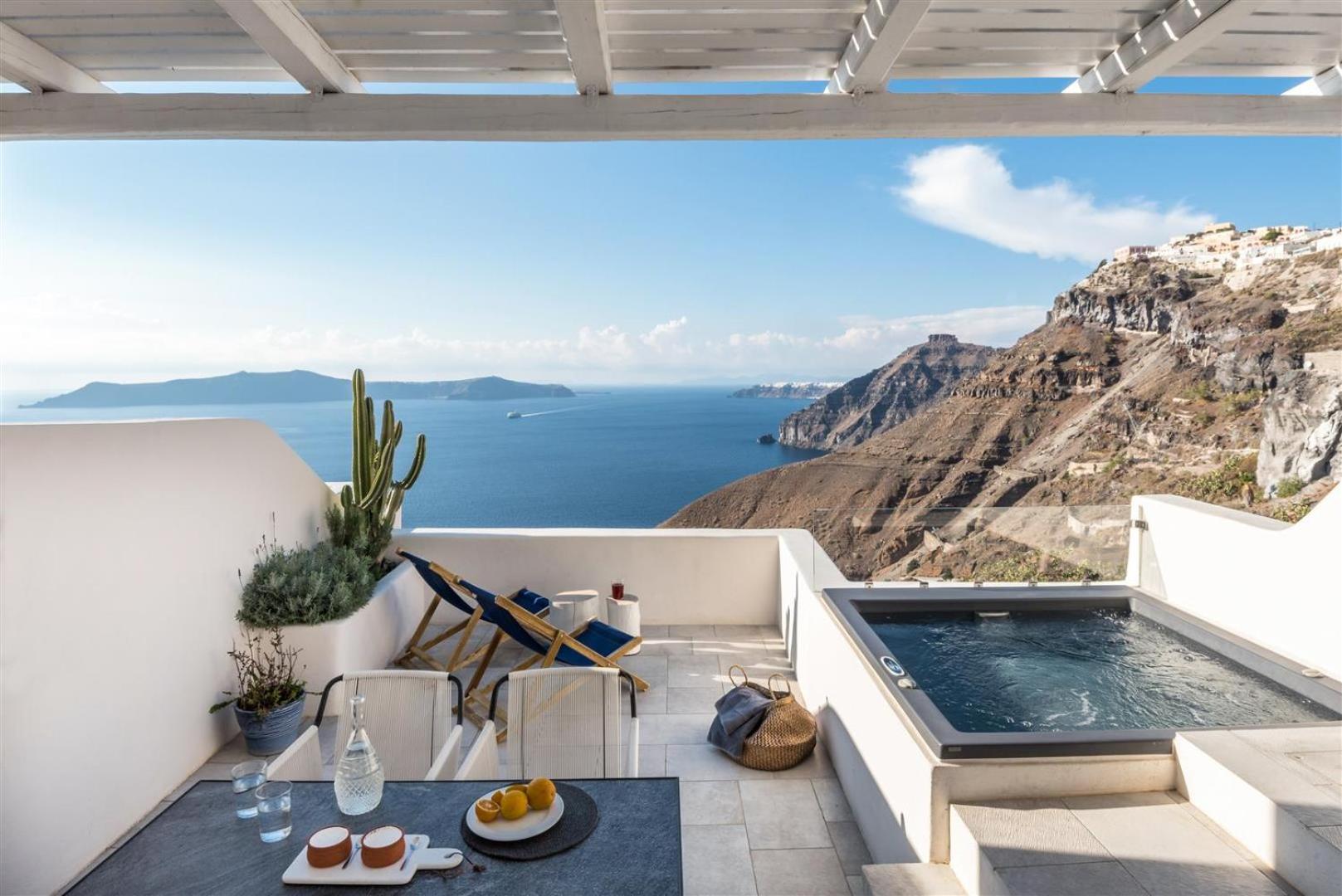 Deluxe Suite with Hot Tub and Caldera View - Photo 3