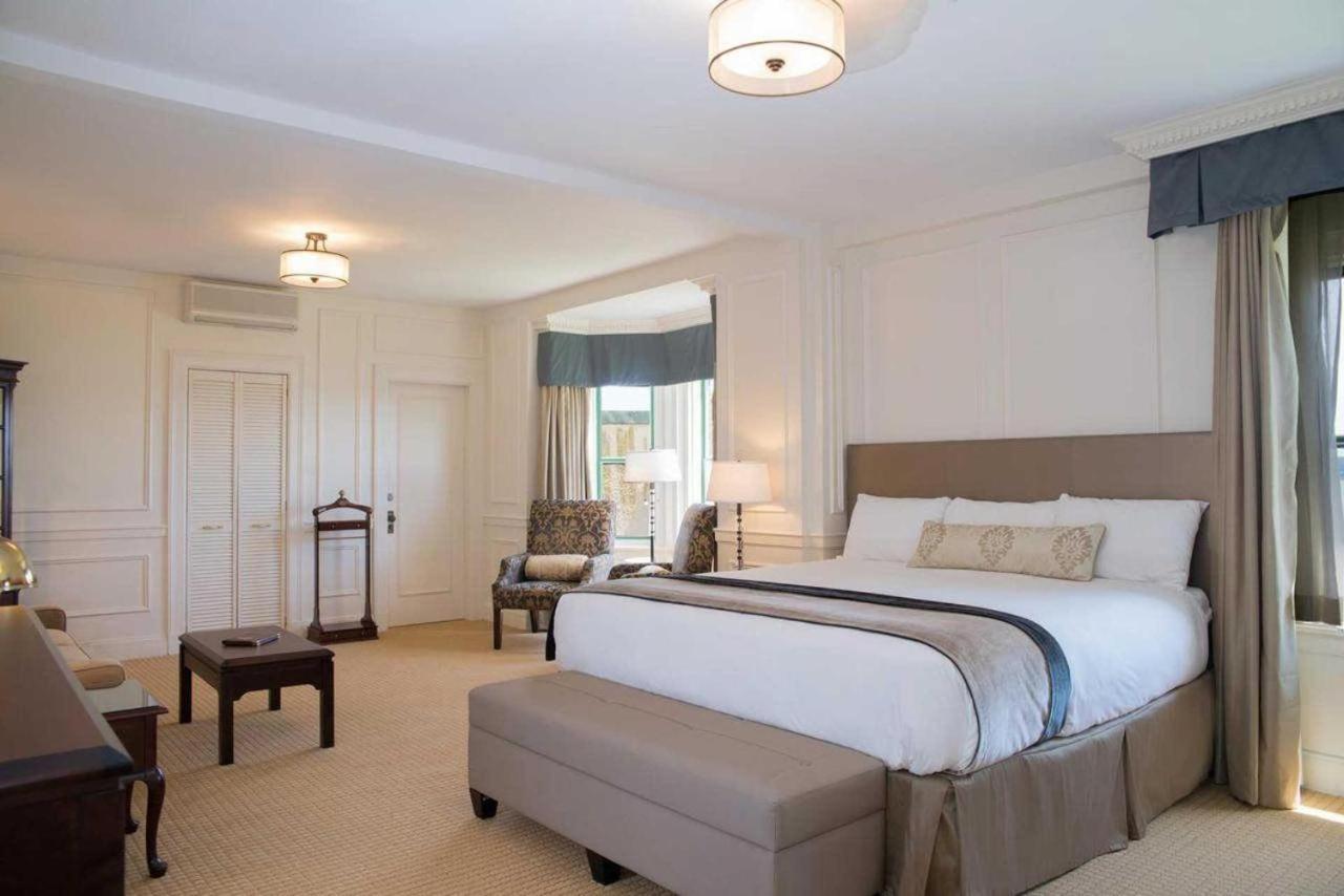 King Suite with Bay View - Non-Smoking