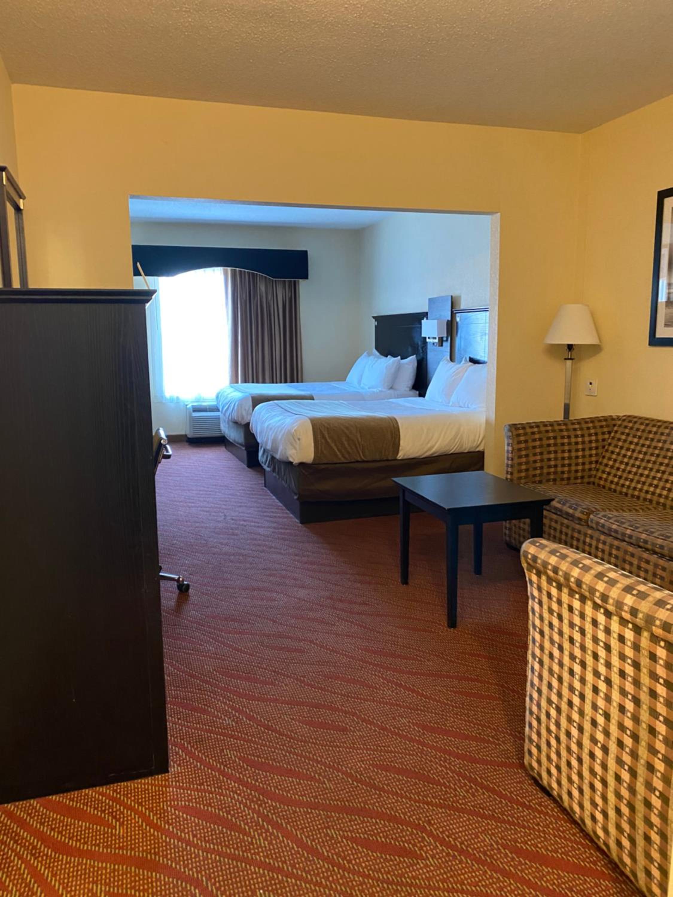 Queen Suite with Two Queen Beds - Photo 3