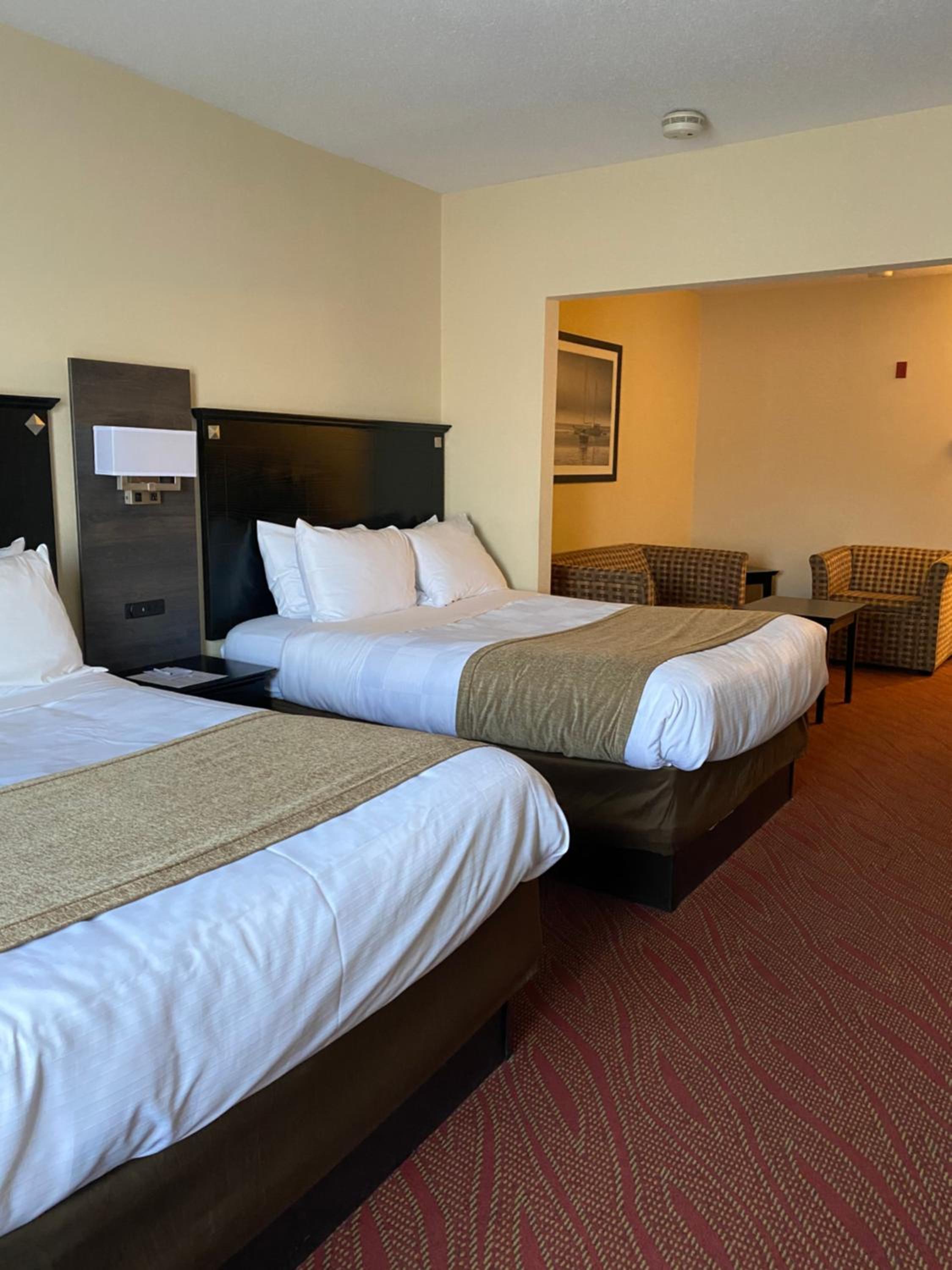Queen Suite with Two Queen Beds - Photo 5