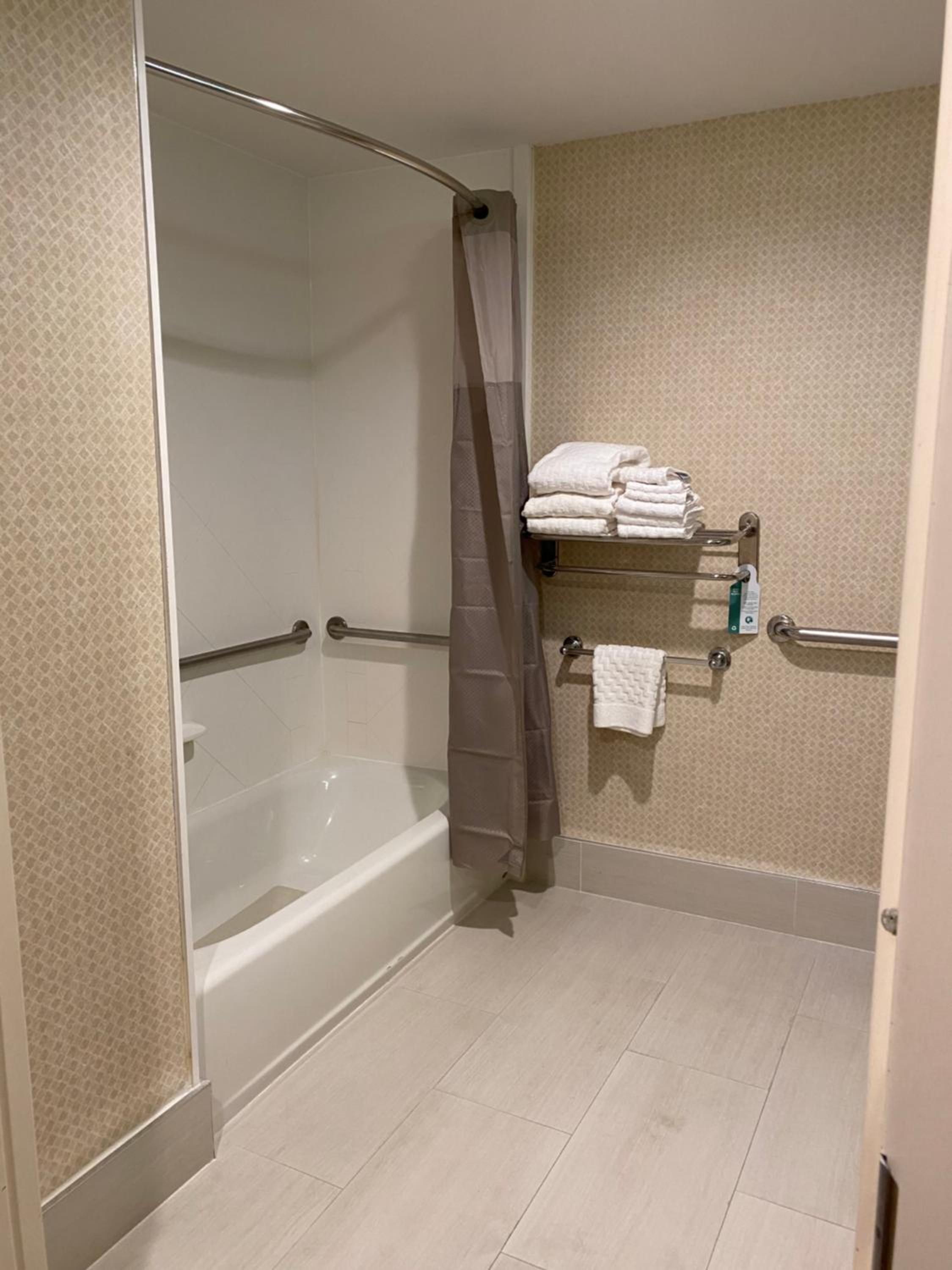 King Suite with Sofa Bed - Disability Access - Photo 4