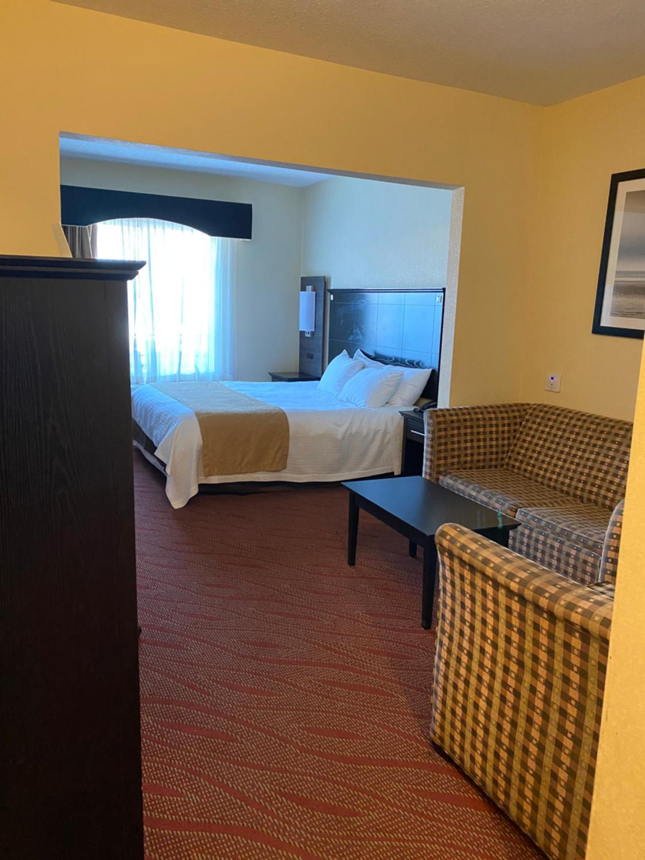 King Suite with Sofa Bed - Disability Access - Photo 3