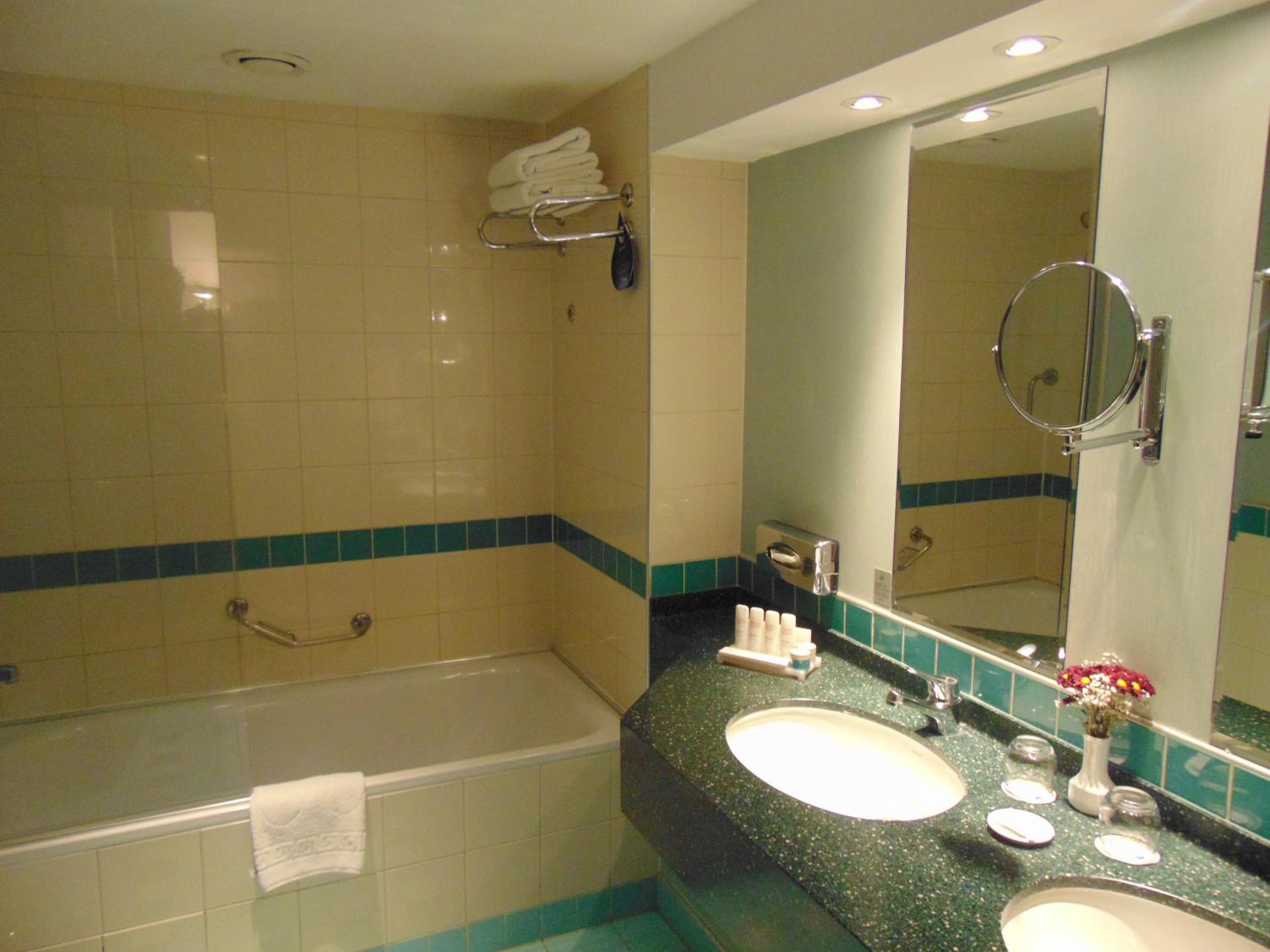 Junior Suite with Balcony and City View - Photo 3