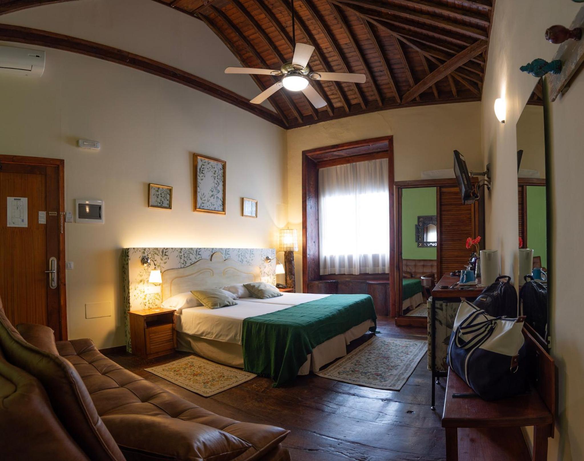 Triple Room - Top Floor photo 2