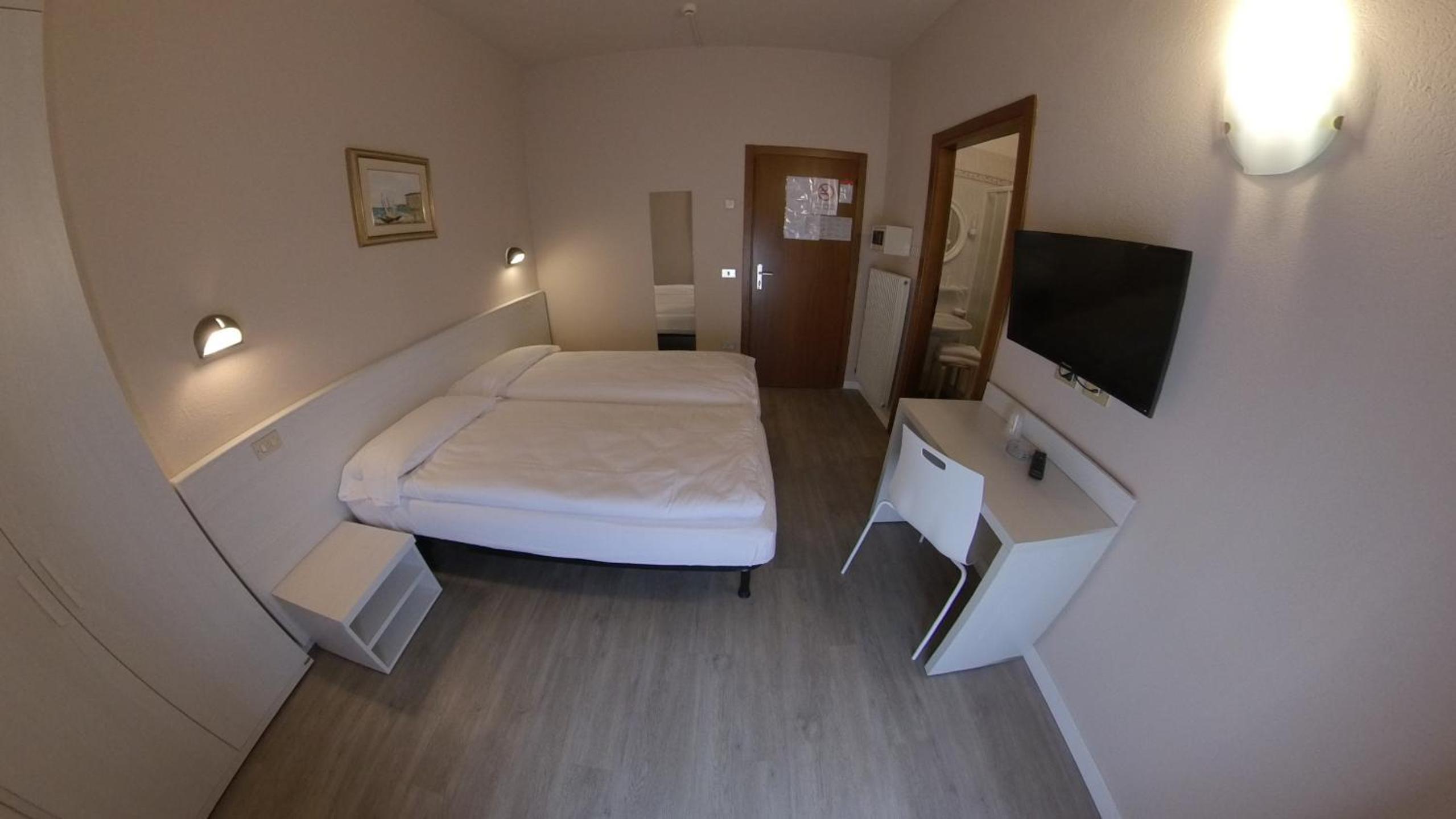 Double or Twin Room with Balcony photo 3