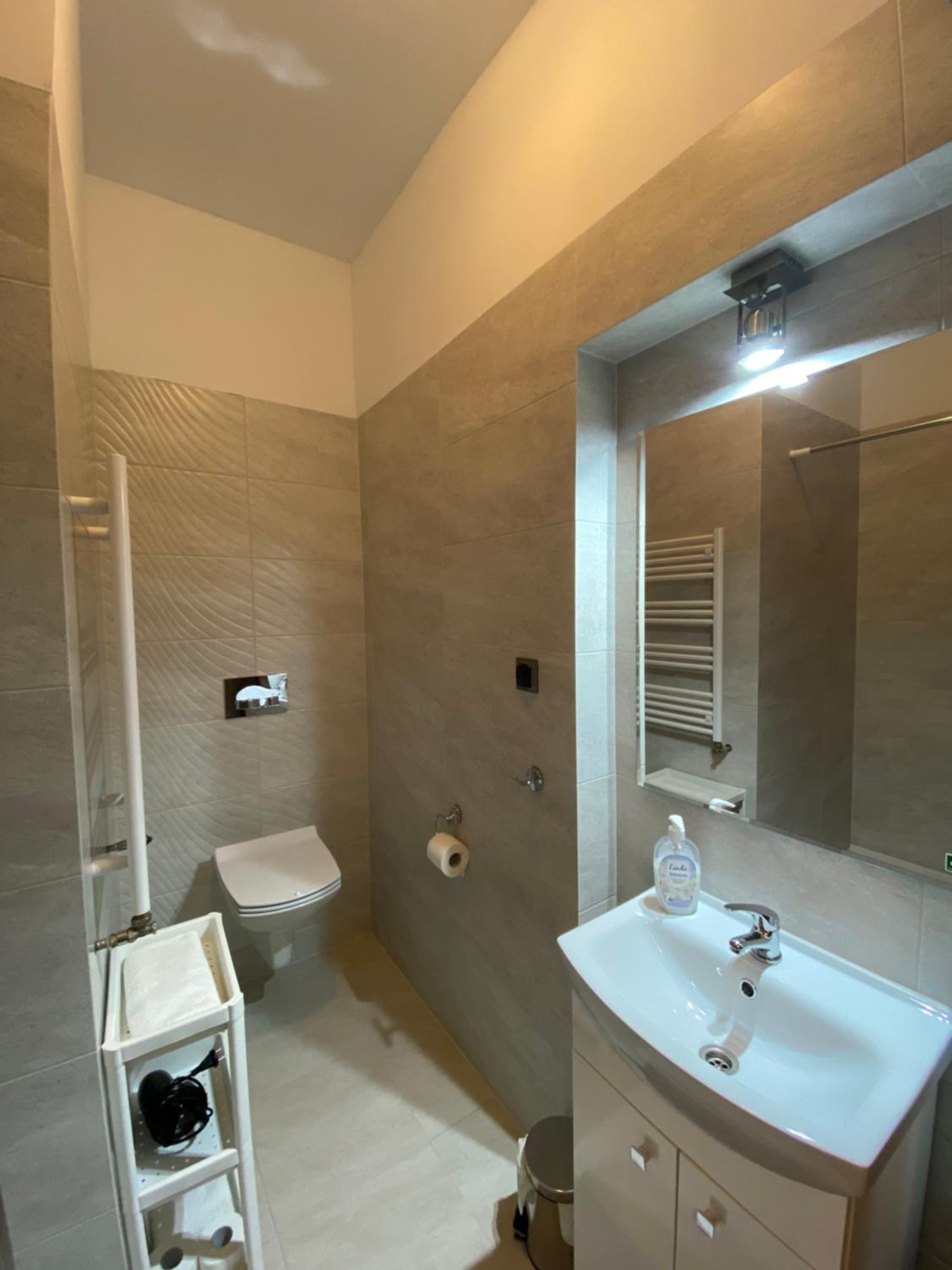 Large Double Room - Photo 3