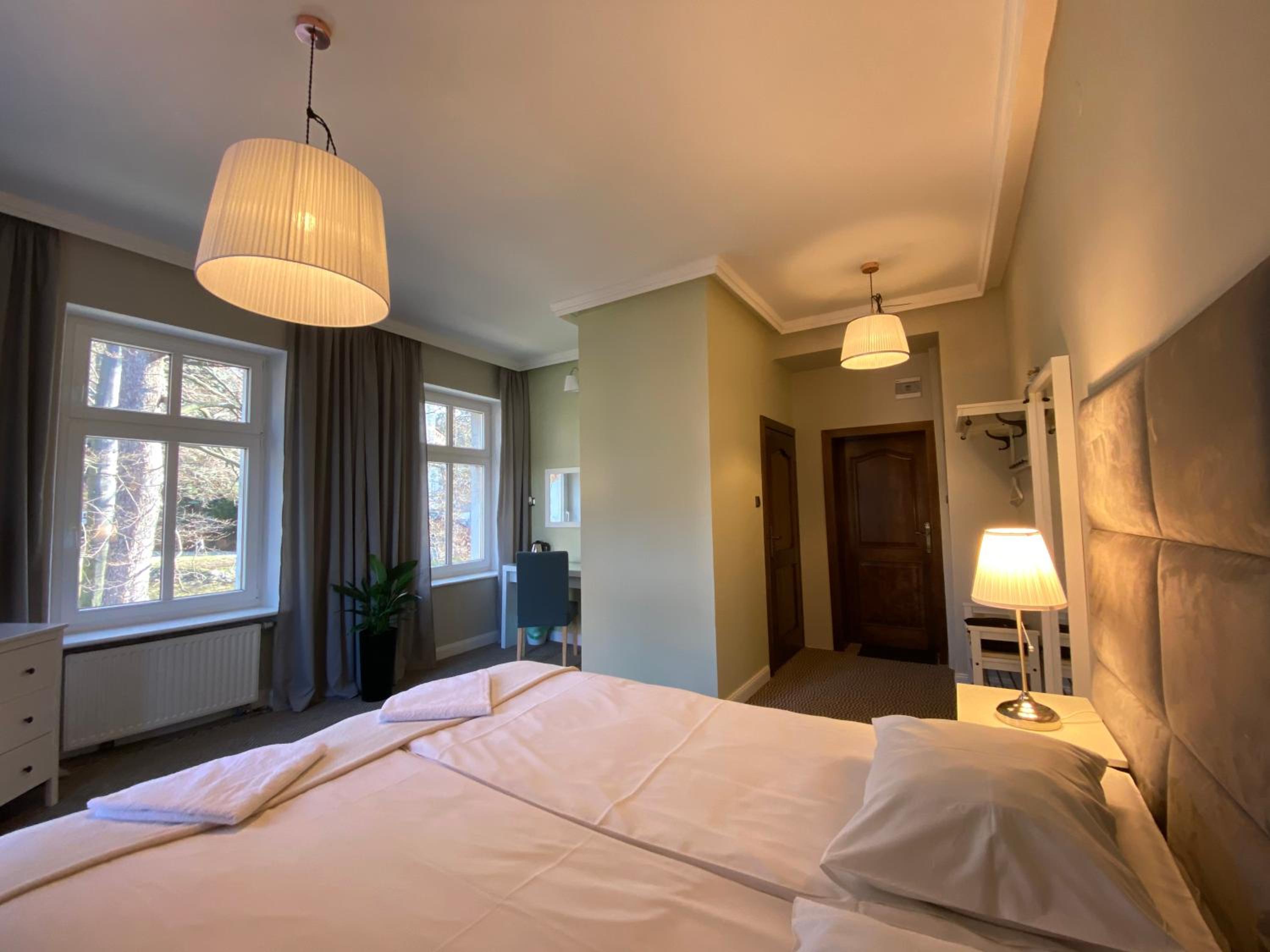Large Double Room - Photo 5