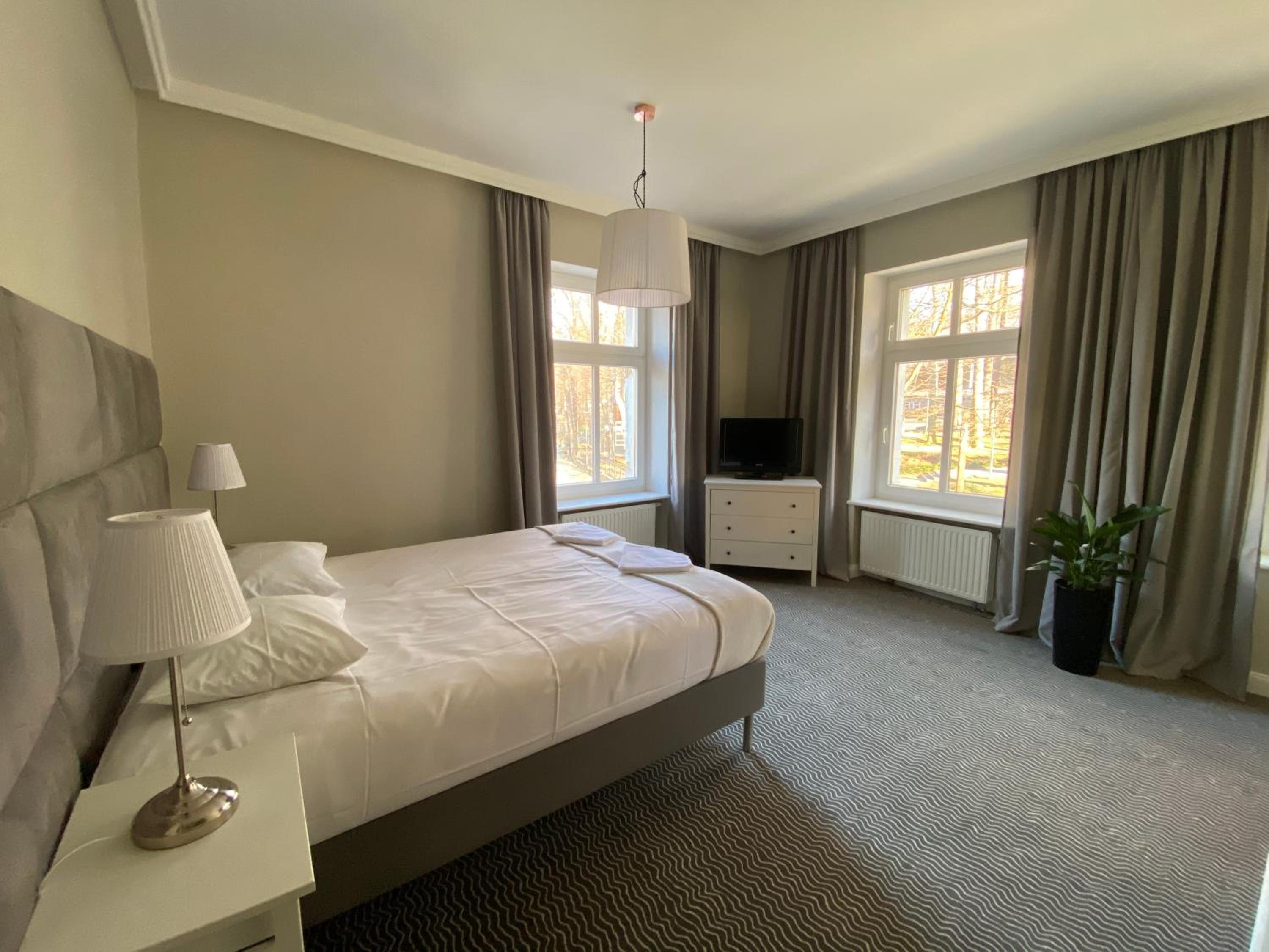 Large Double Room - Photo 6