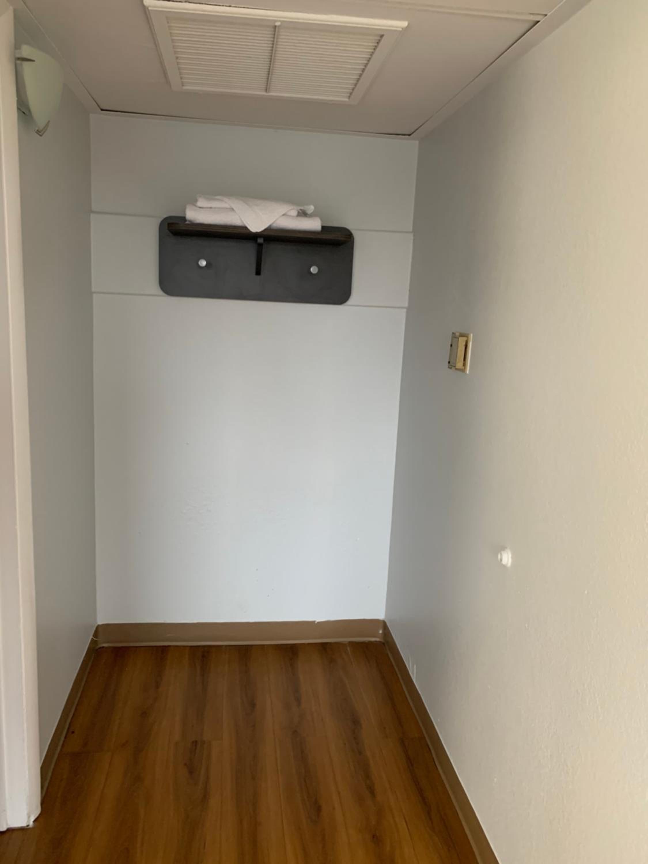 Queen Room - Non-Smoking - Photo 8