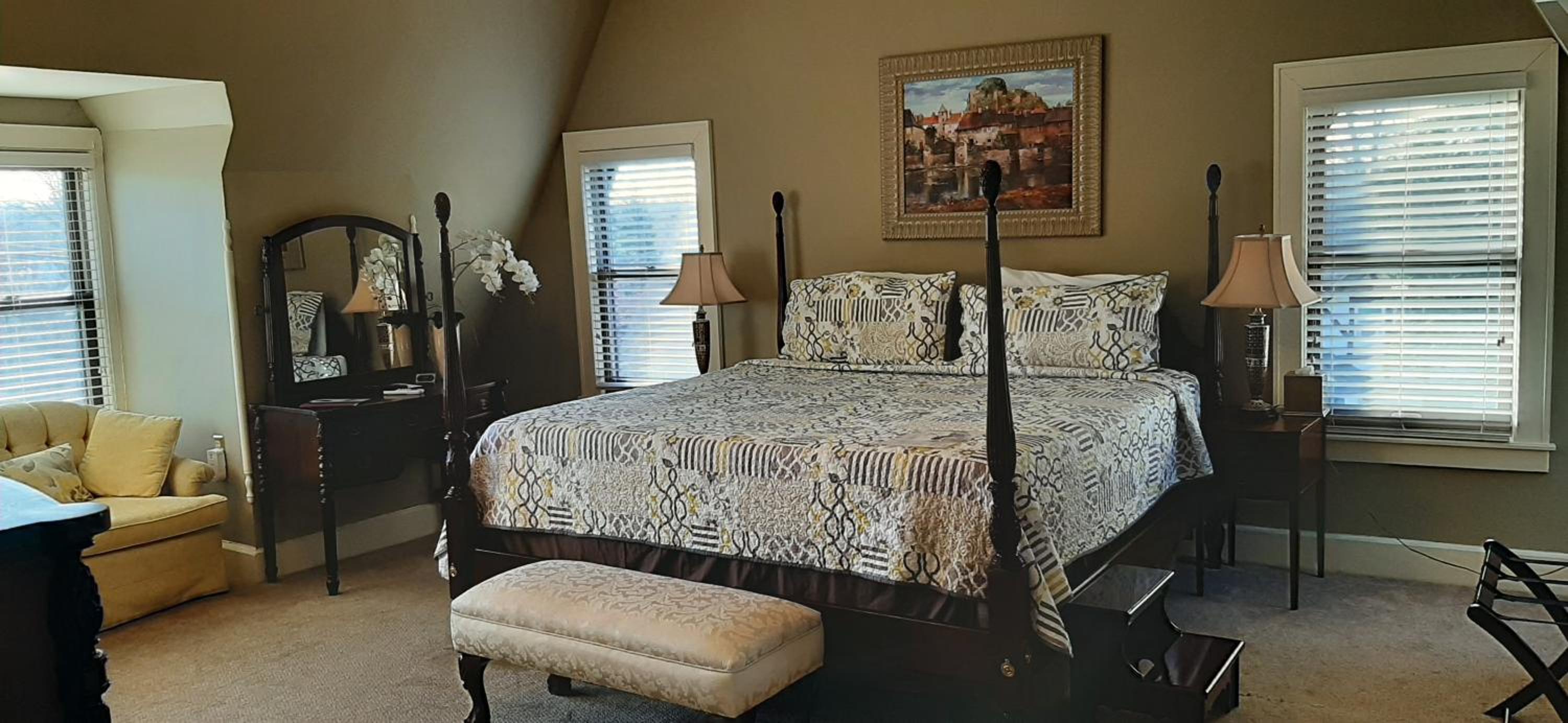 Luxury King Room - Photo 3