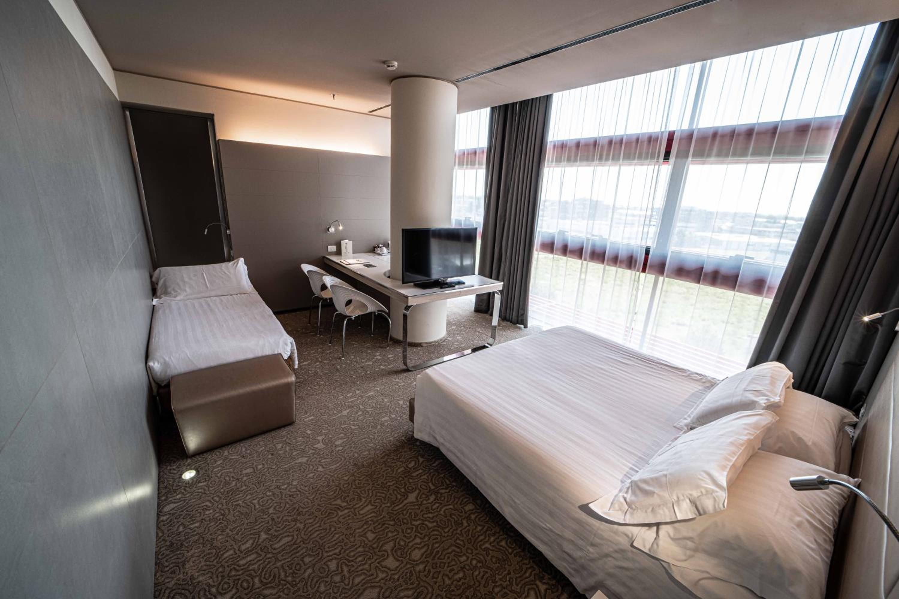 Comfort Queen Room with Extra Single Bed - Photo 12