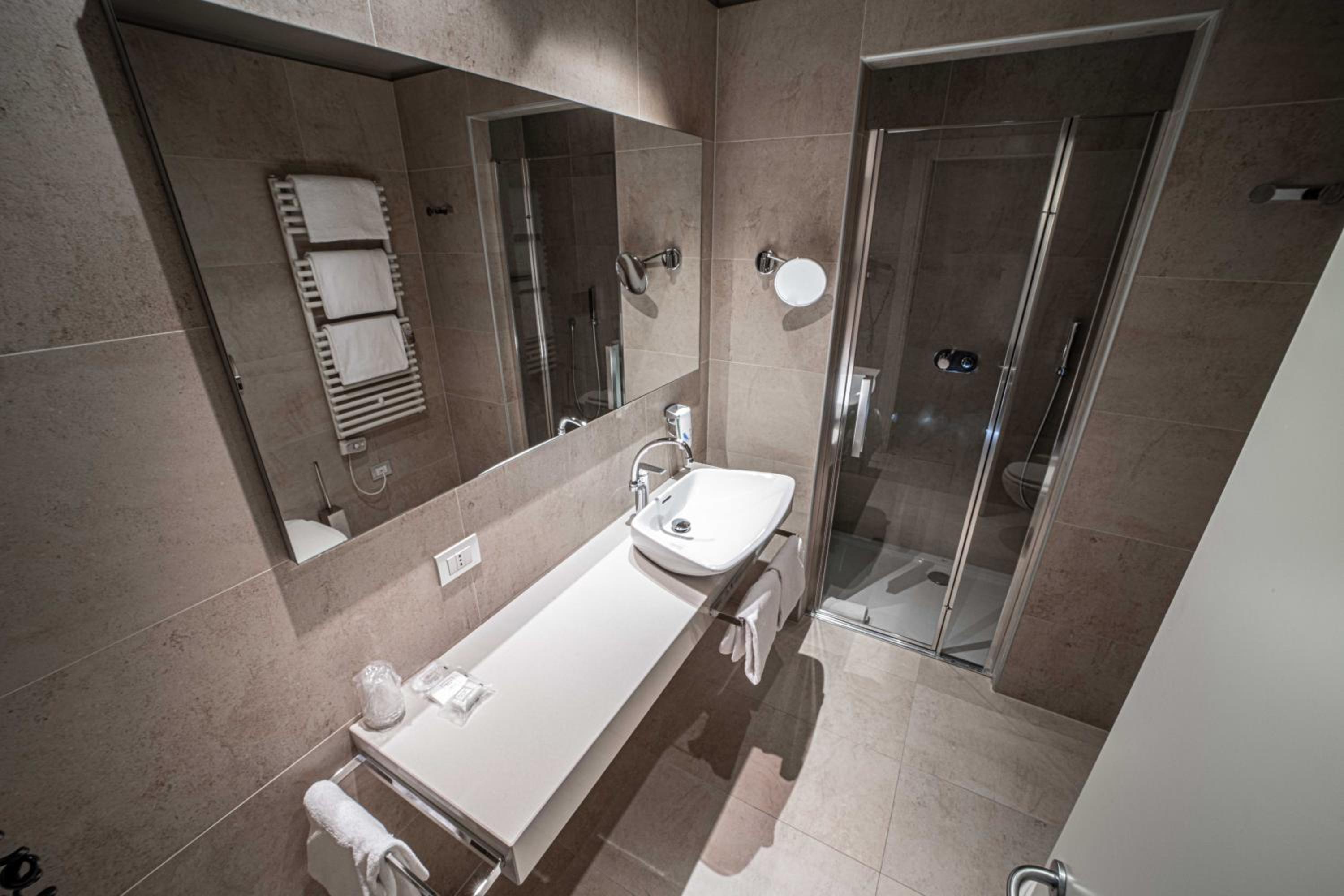 Standard Twin Room - Photo 4