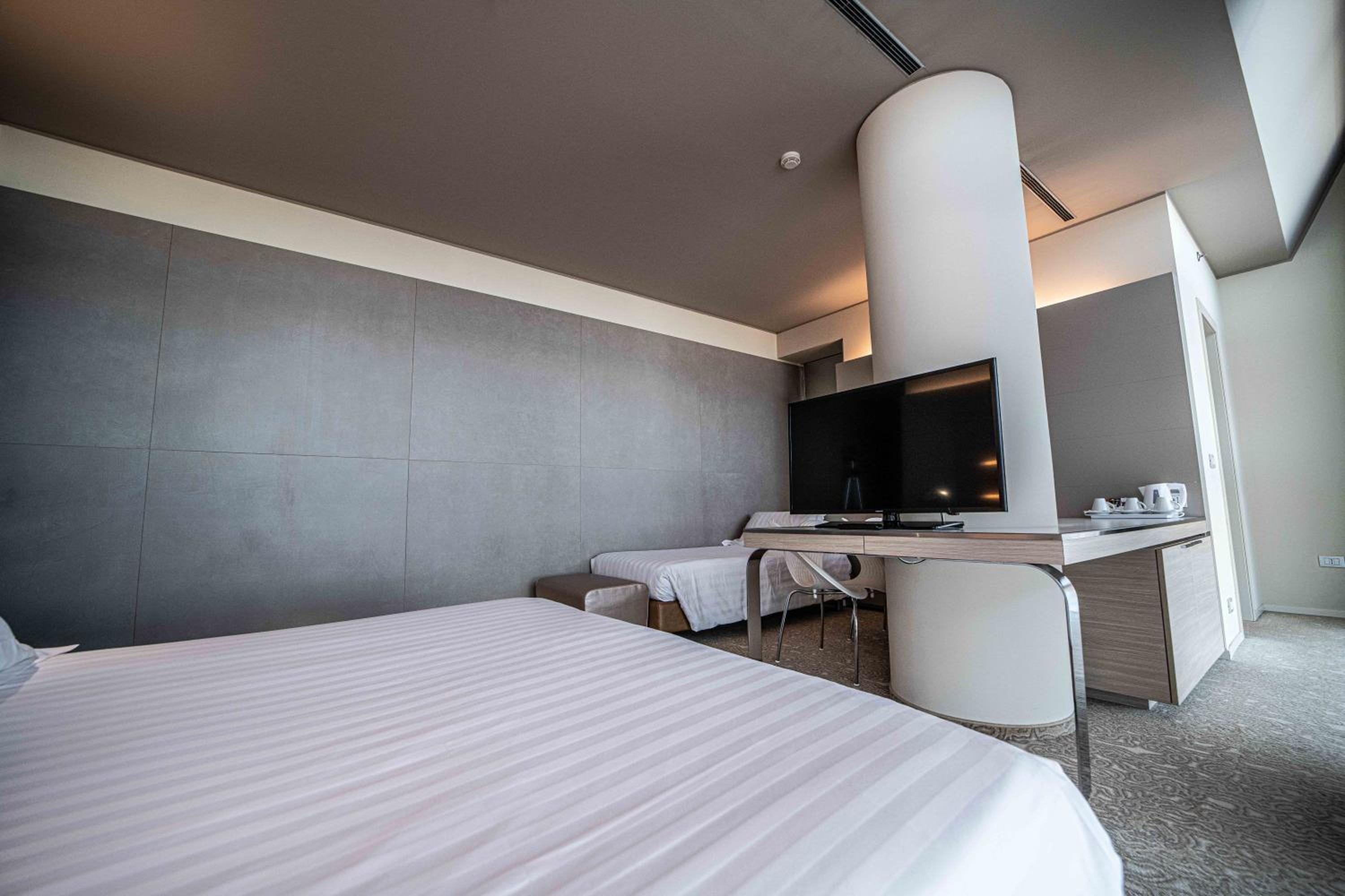 Comfort Queen Room with Extra Single Bed - Photo 11