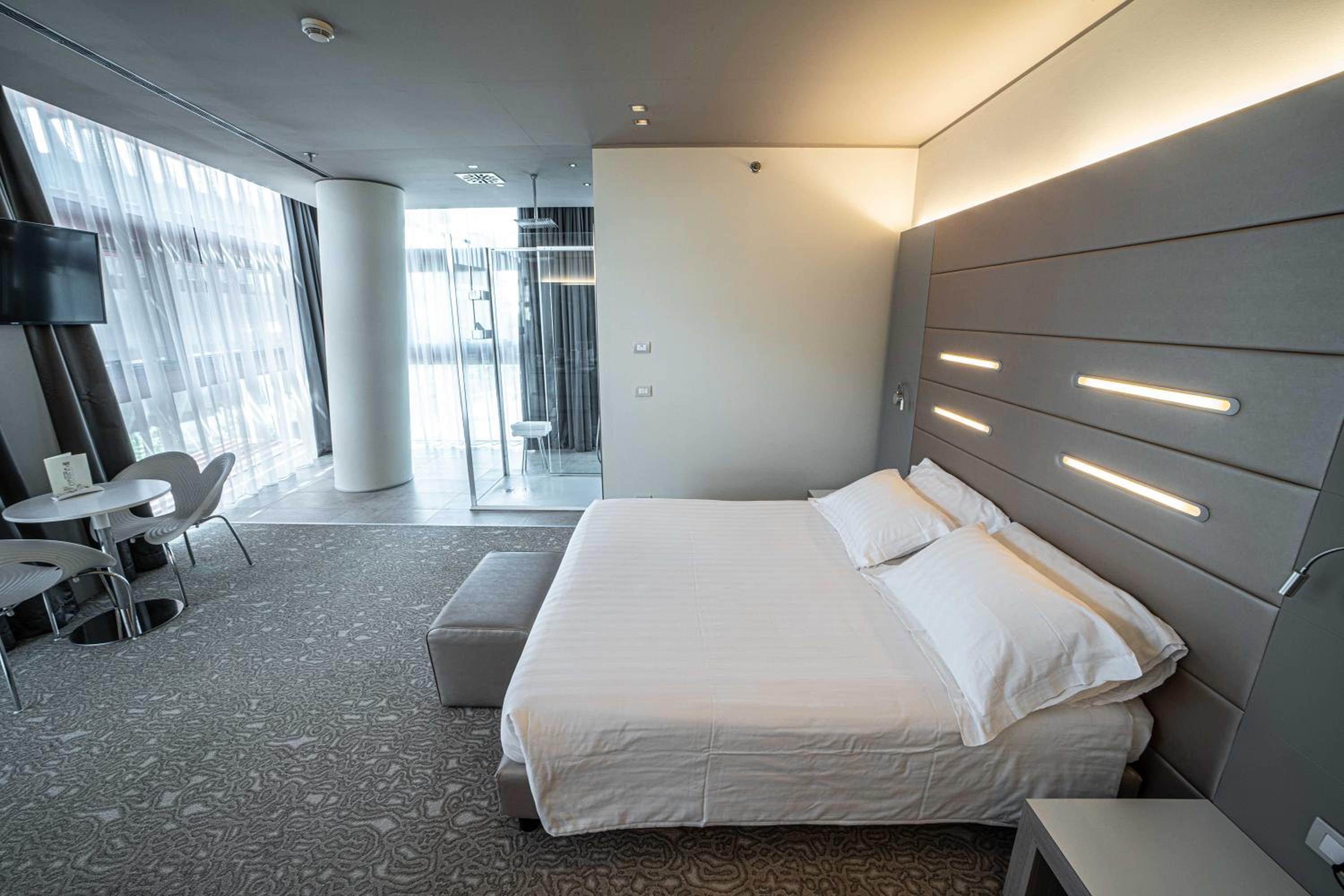 Deluxe Double Room with Shower - Photo 11