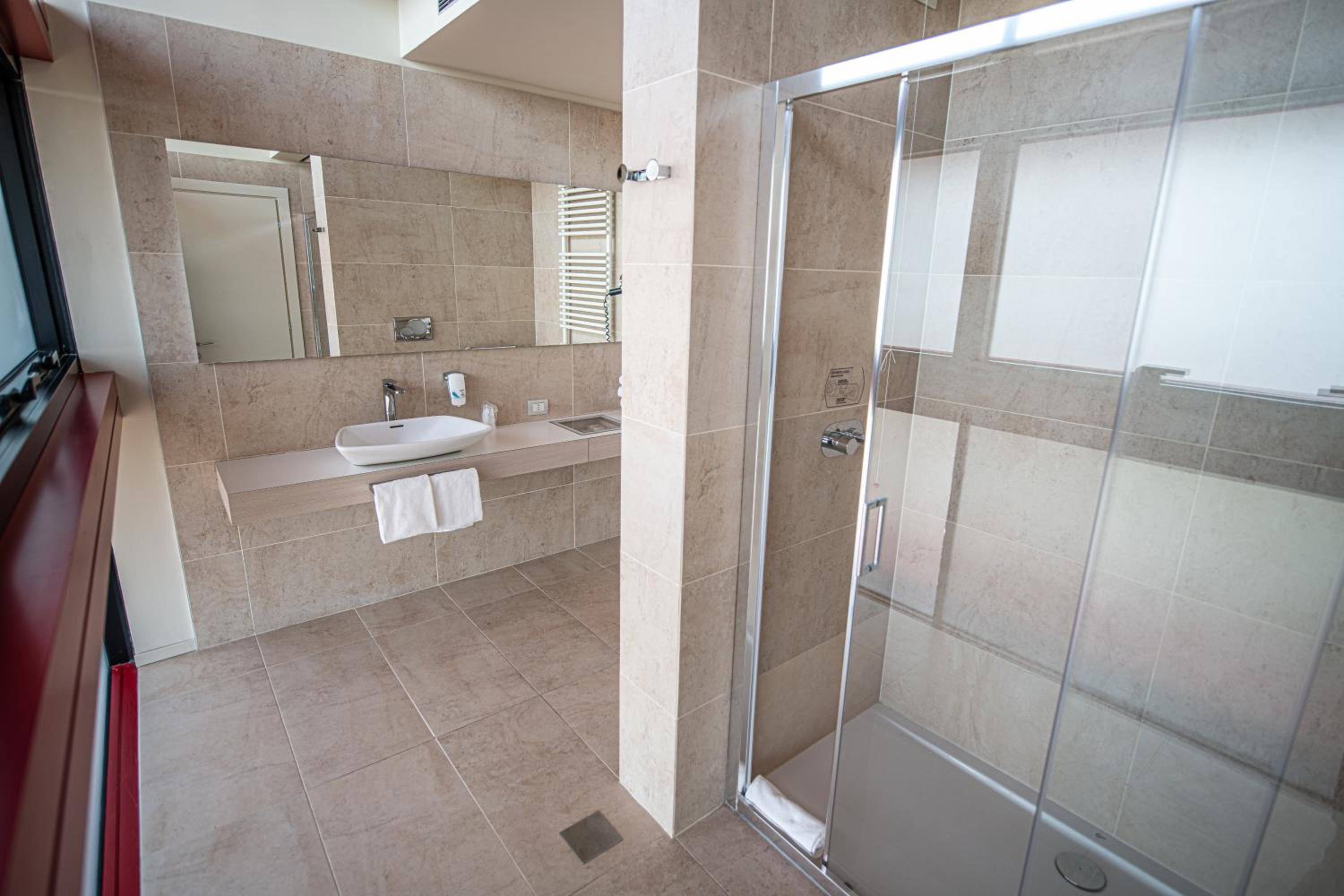 Deluxe Double Room with Shower - Photo 14