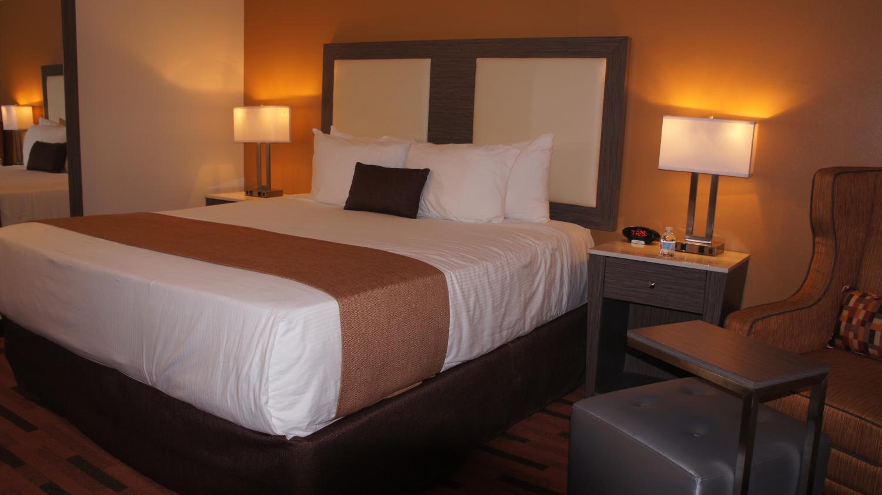 King Room - Non-Smoking - Photo 2