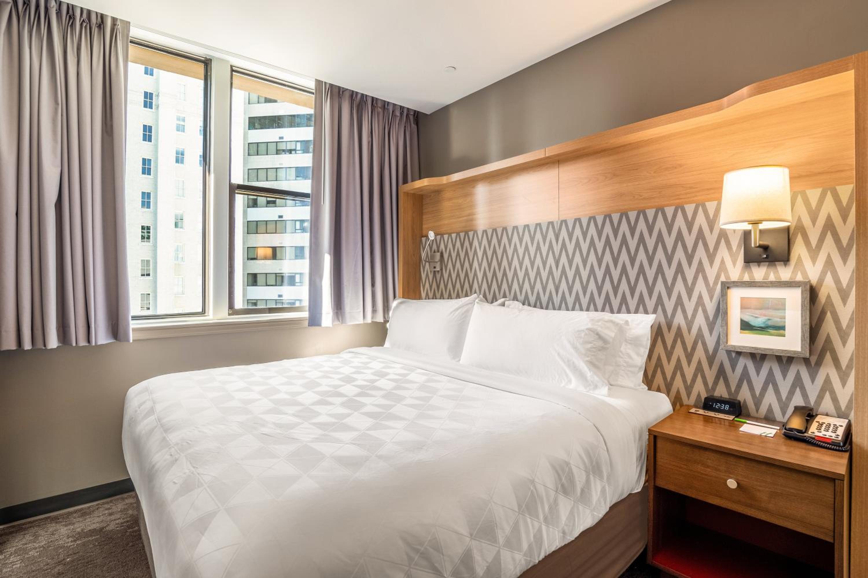 Premium King Room with City View - Photo 3