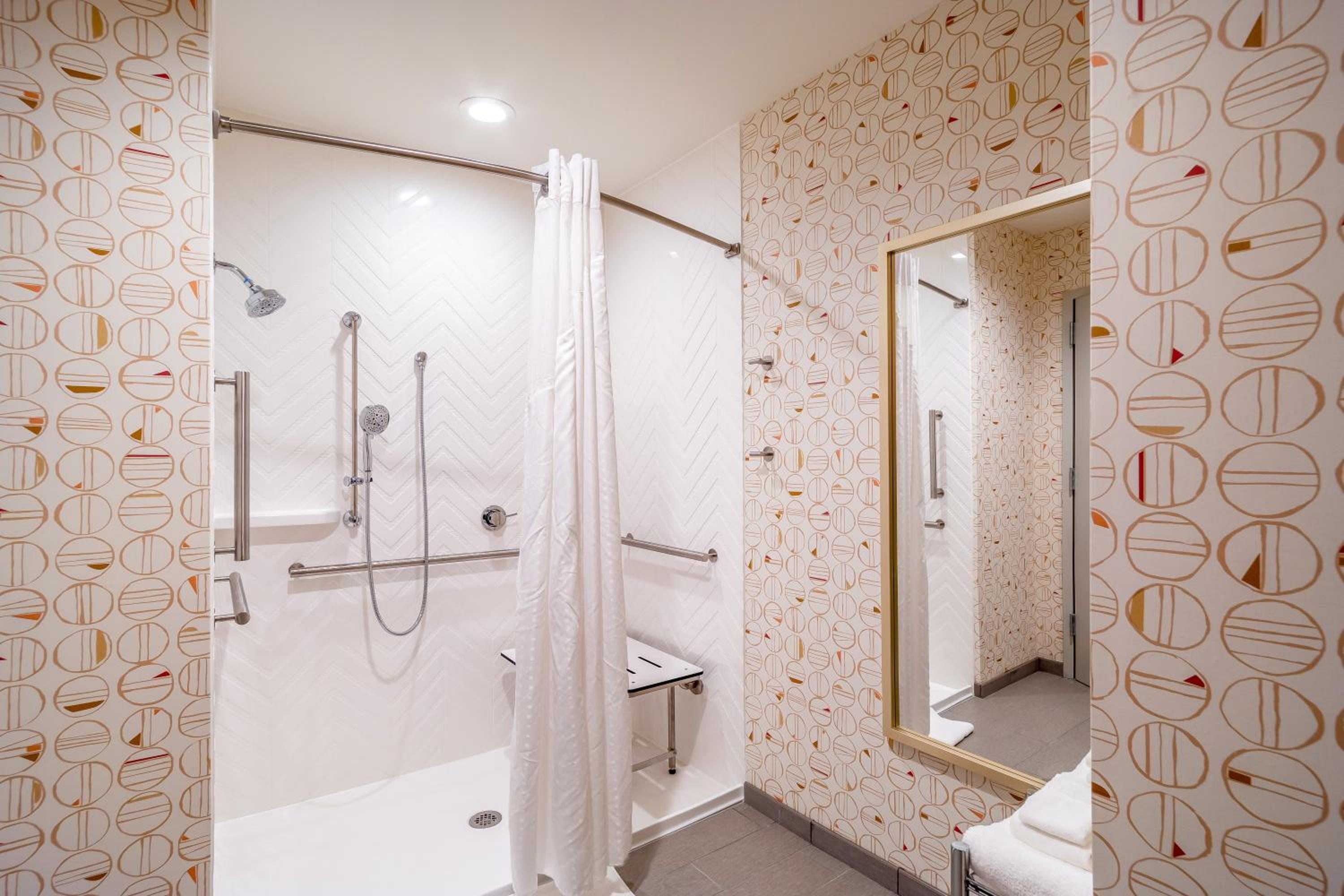 King Room - Mobility Access/Roll in Shower - Non-Smoking - Photo 4