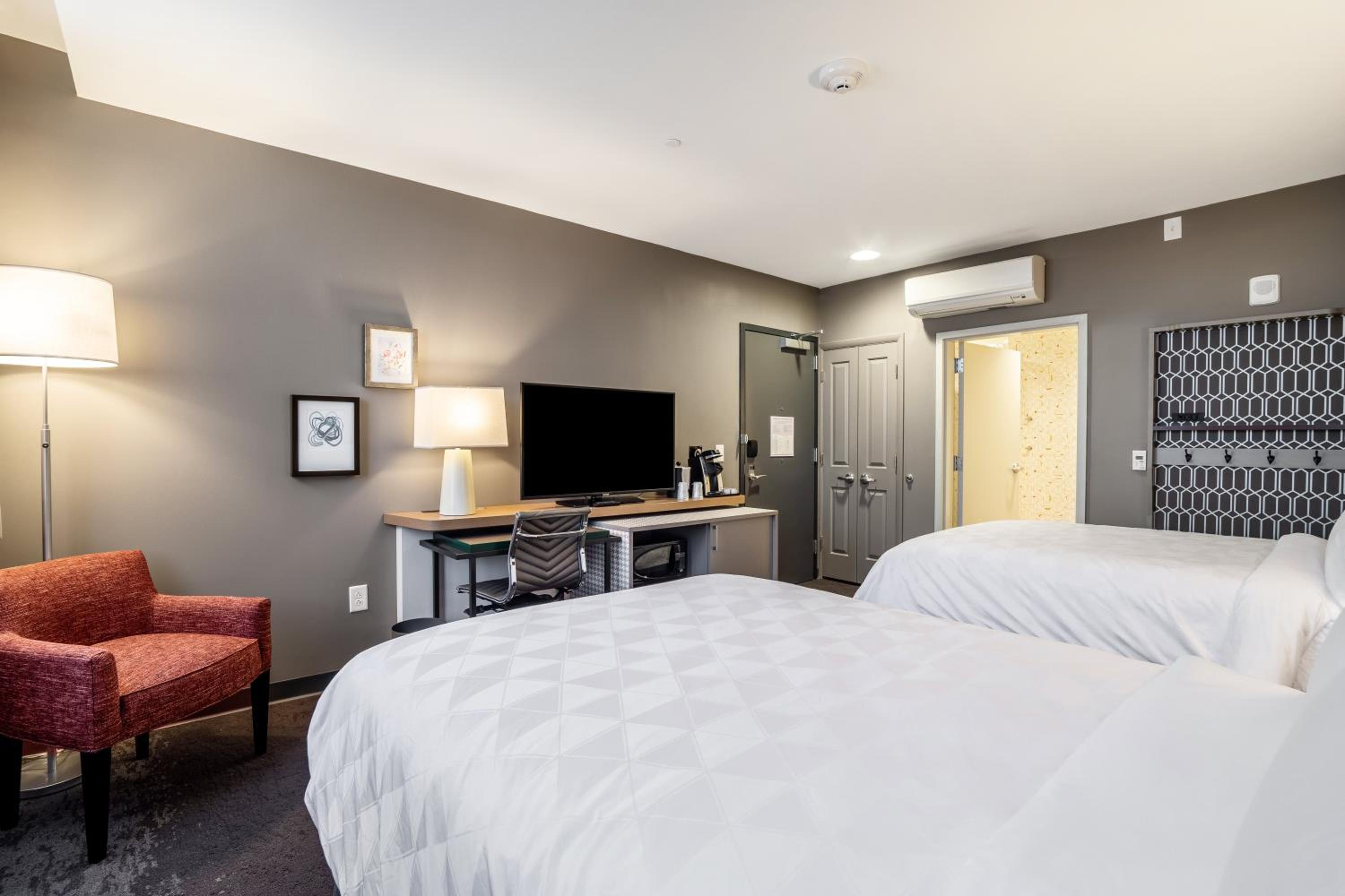 Standard Room with Two Queen Beds - Photo 5