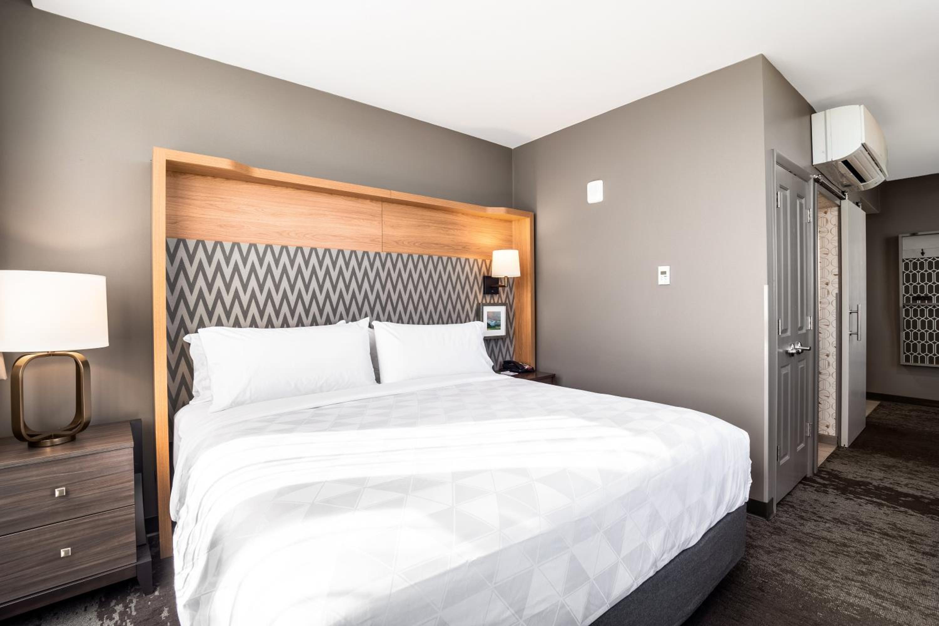 King Room - Mobility Access/Hearing Accessible - Photo 4