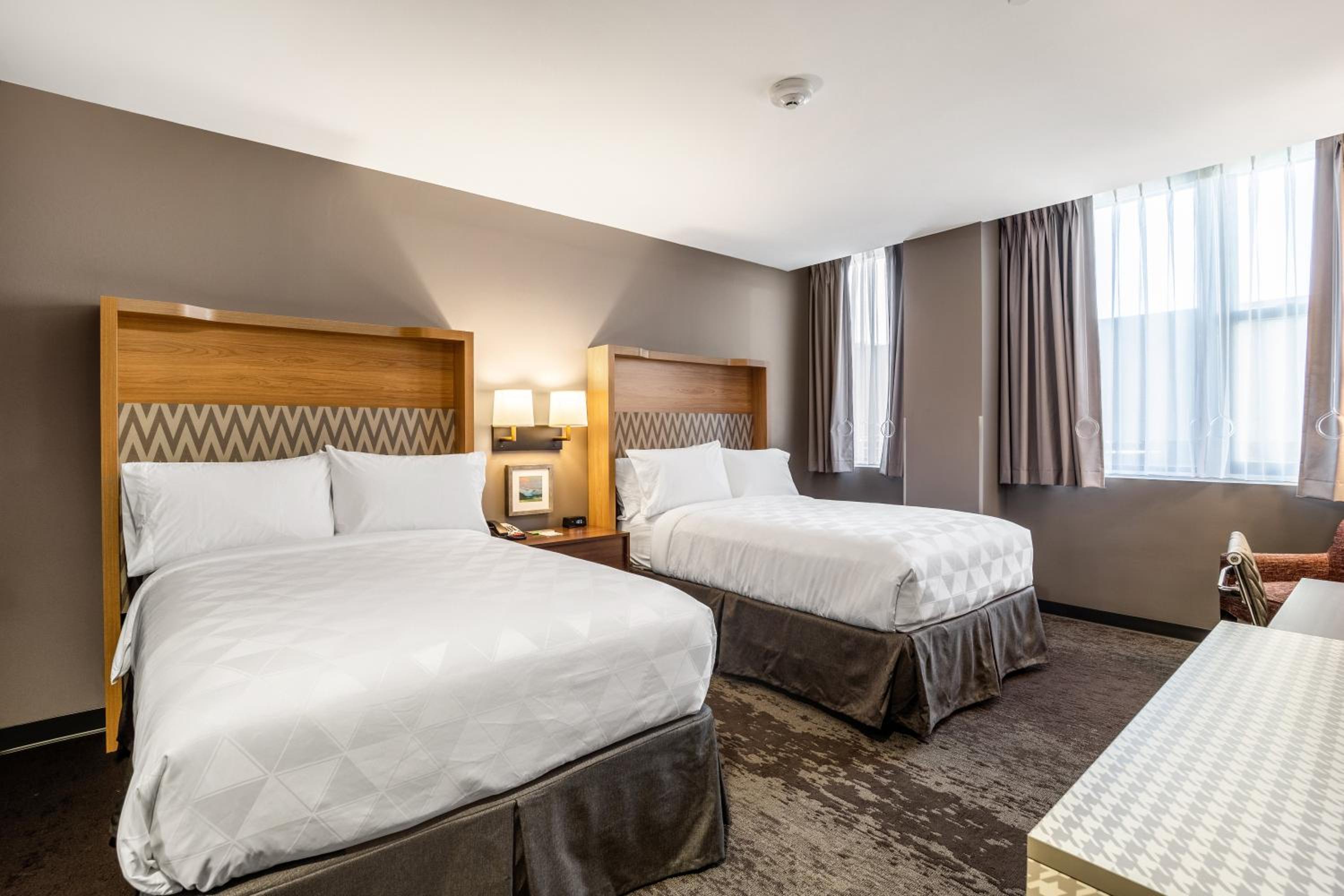 Standard Room with Two Queen Beds - Photo 4