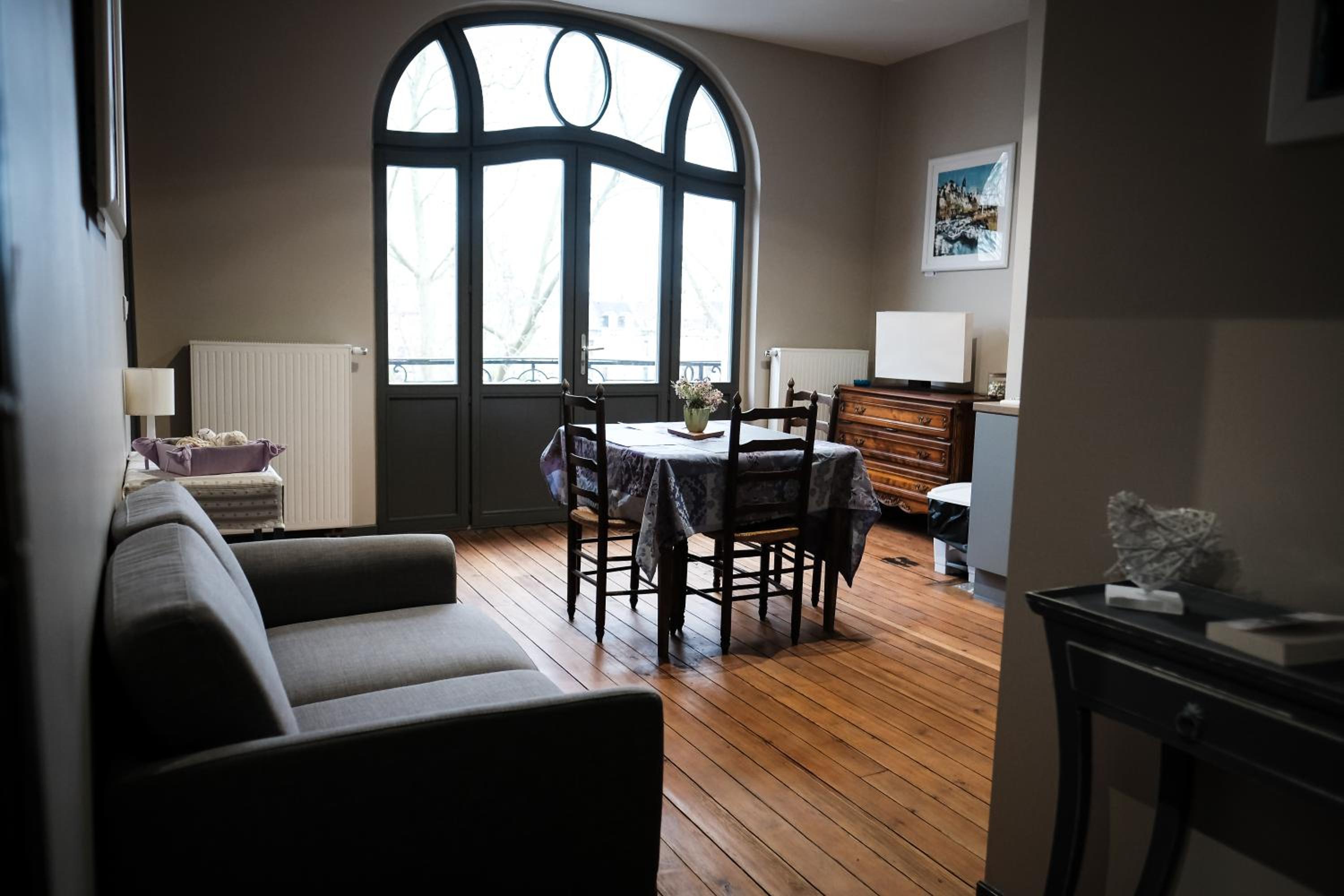Apartment with Balcony - Photo 4