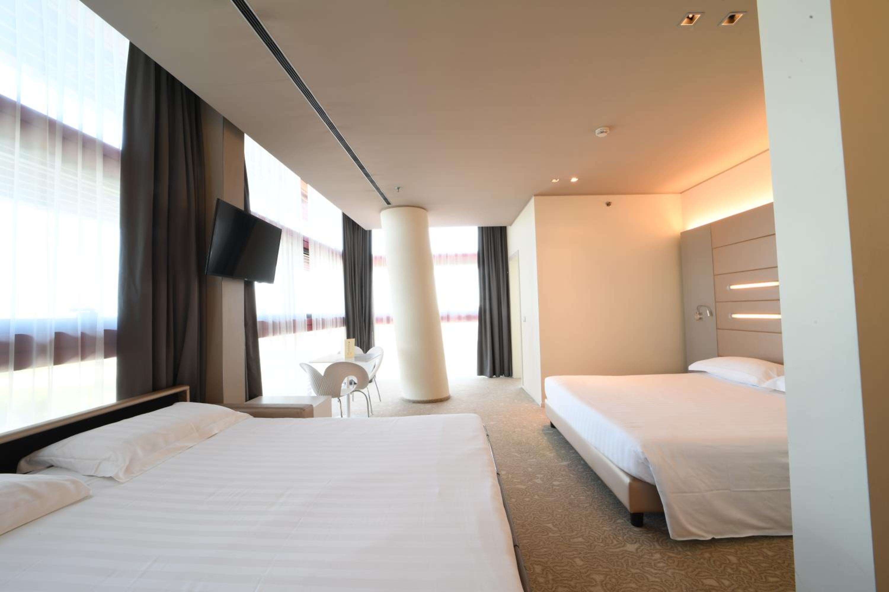 Comfort Queen Room with Sofa Bed - Photo 8
