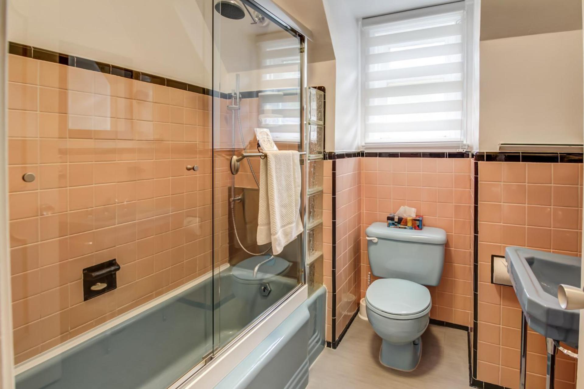 Quadruple Room with Private Bathroom photo 3