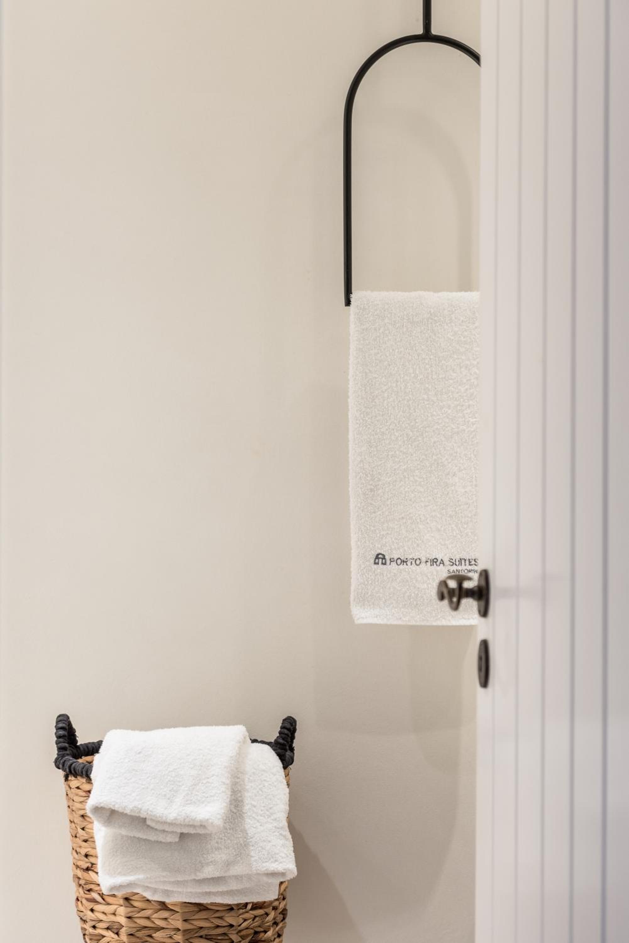 Junior Suite with Caldera View - Photo 5