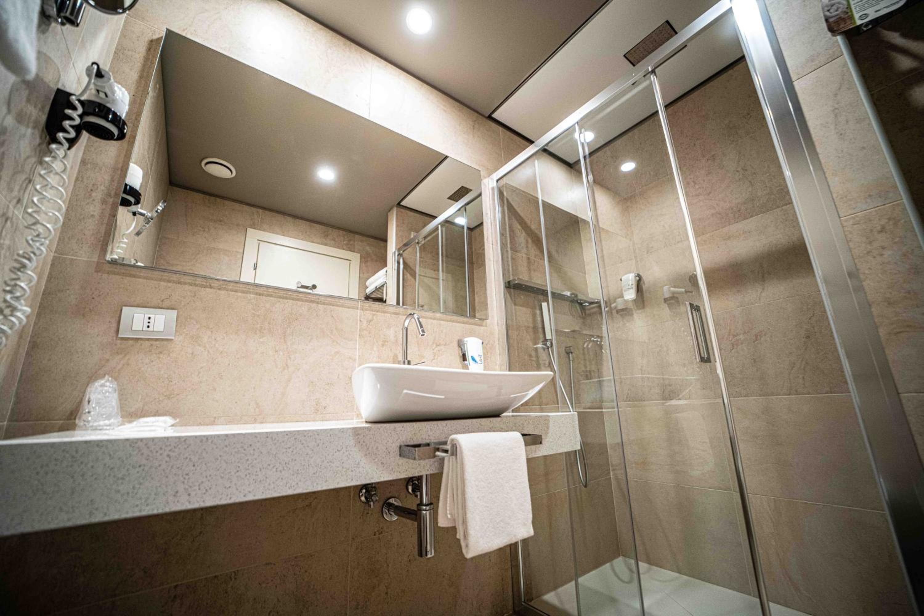 Standard Twin Room - Photo 3