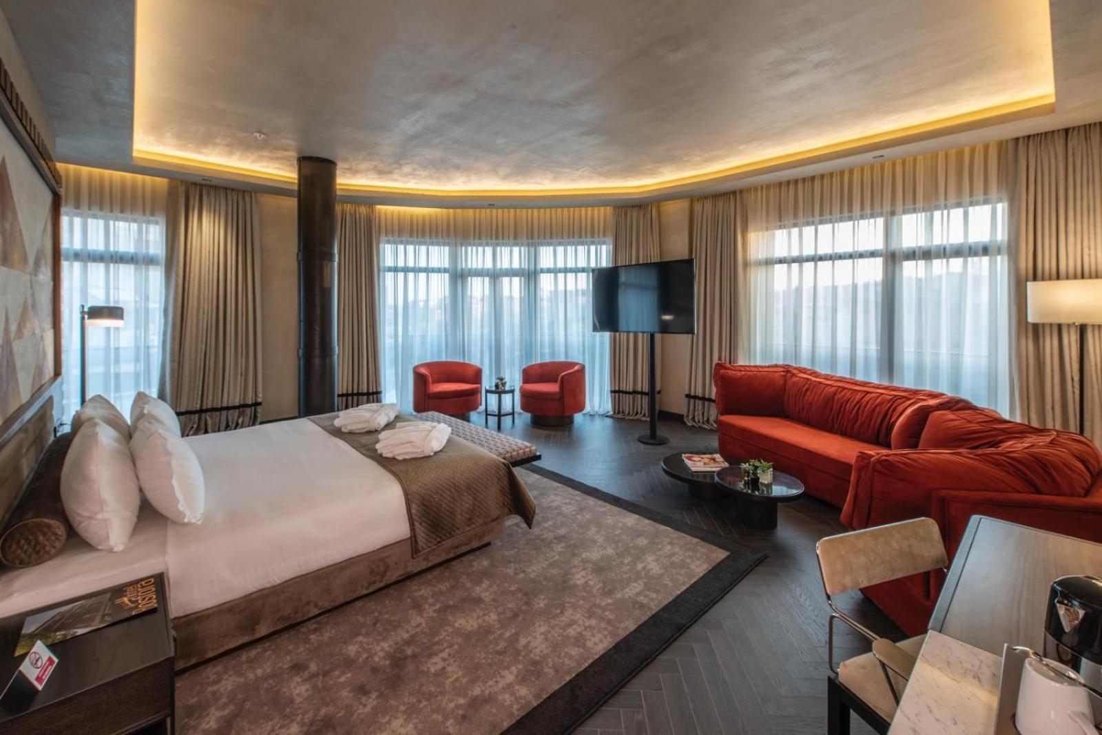 King Suite with Balcony photo 1