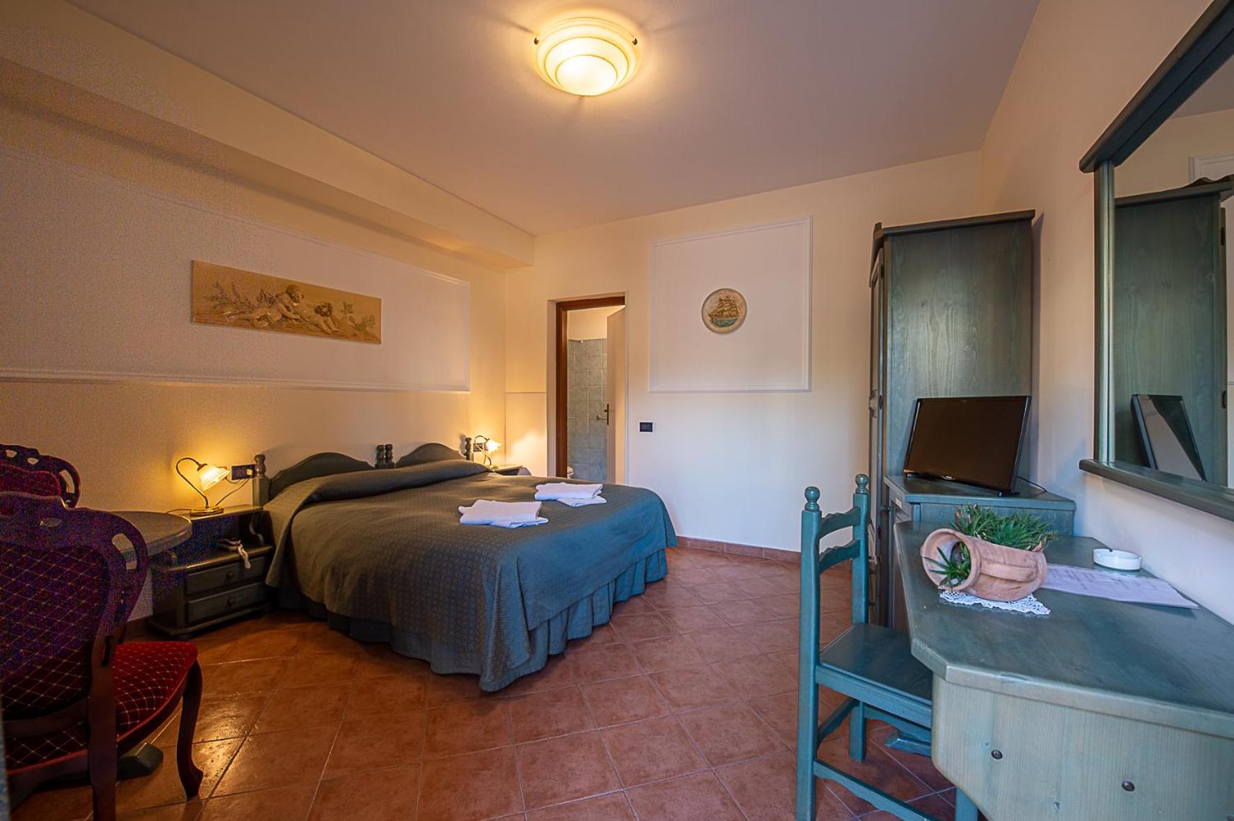 Double Room - Photo 6
