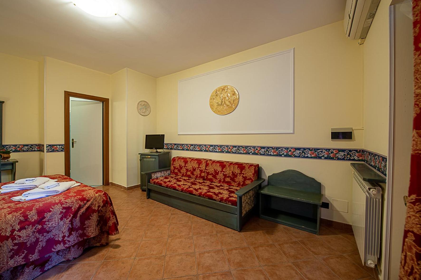 Deluxe King Room - Photo 10