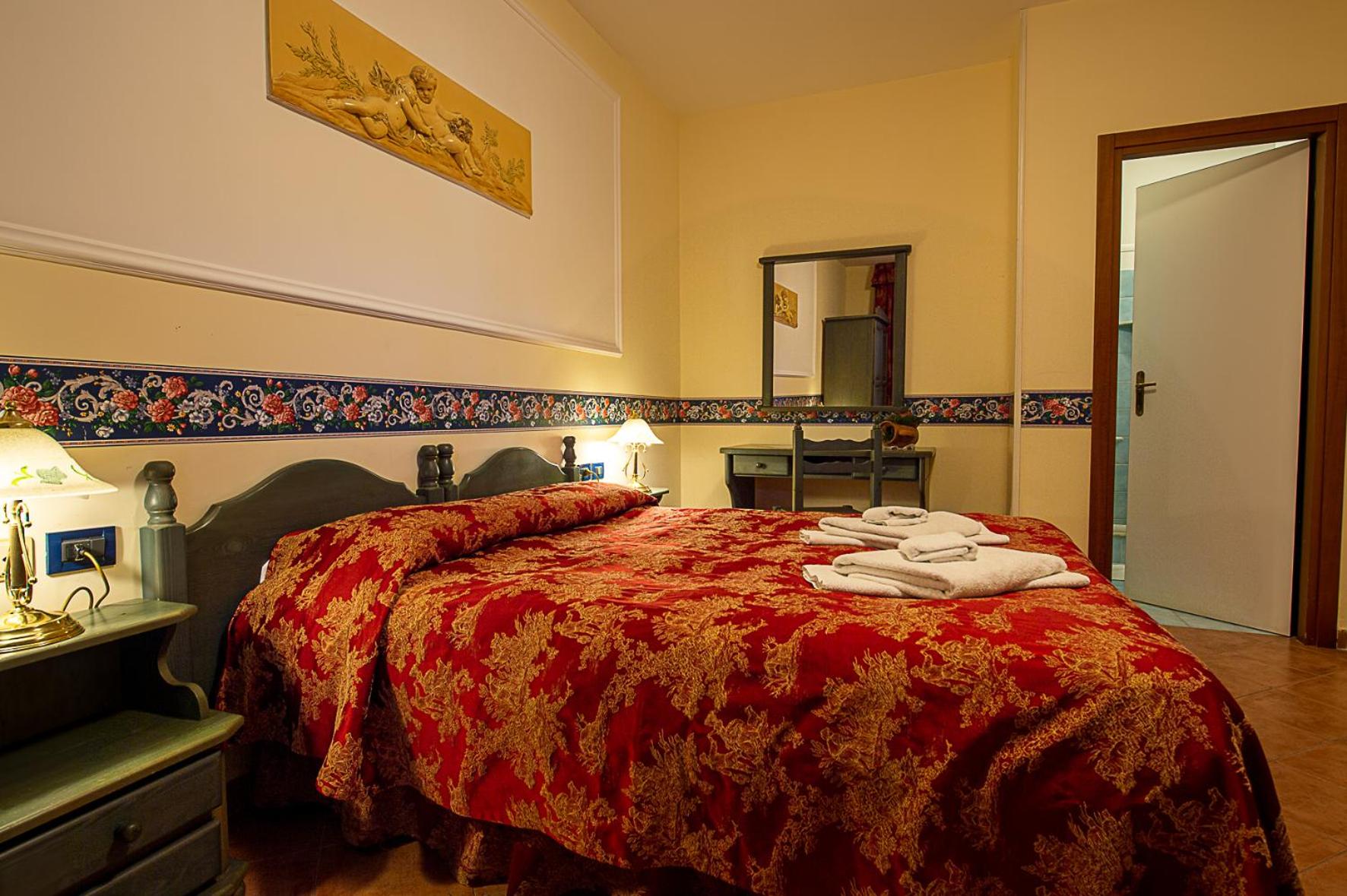 Deluxe King Room - Photo 9