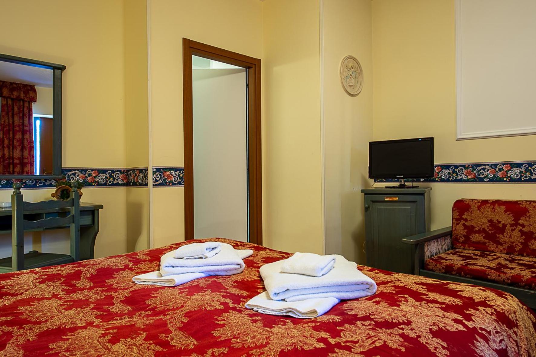 Deluxe King Room - Photo 2