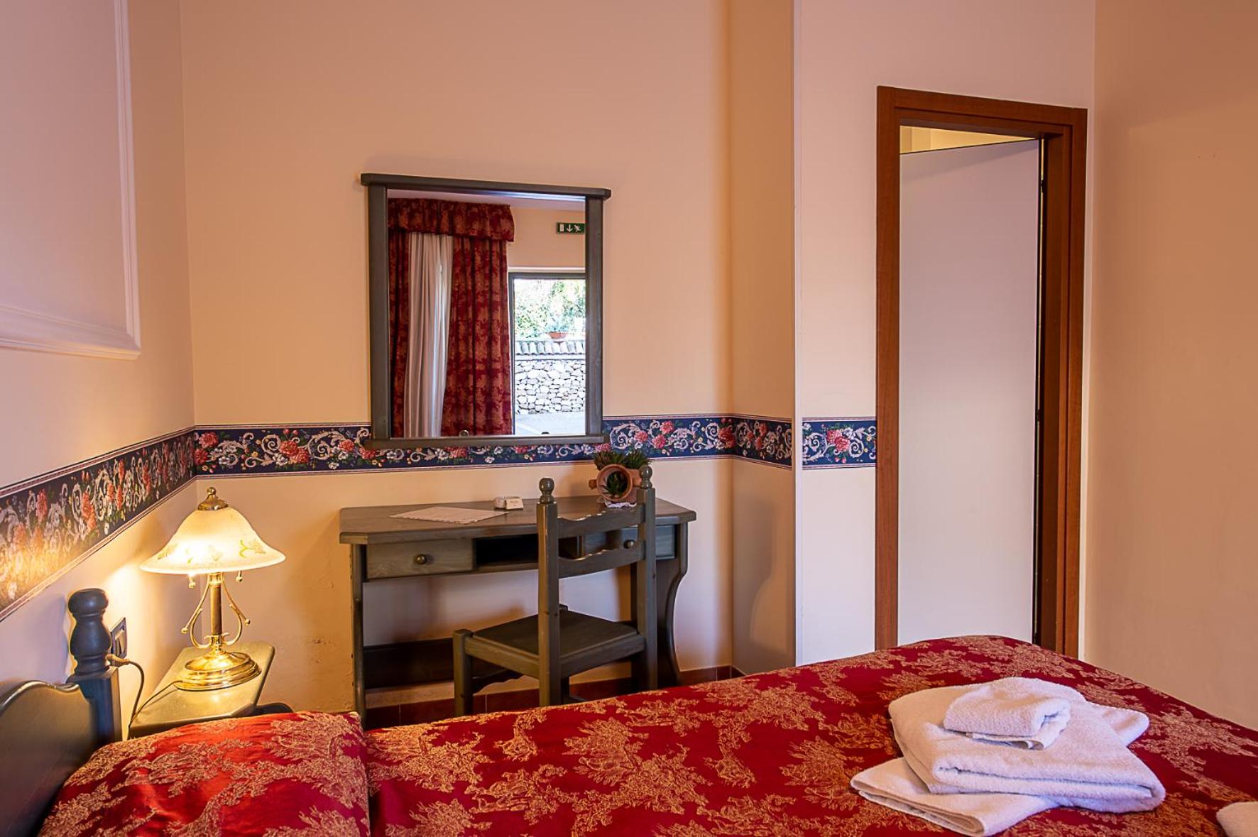 Deluxe King Room - Photo 1