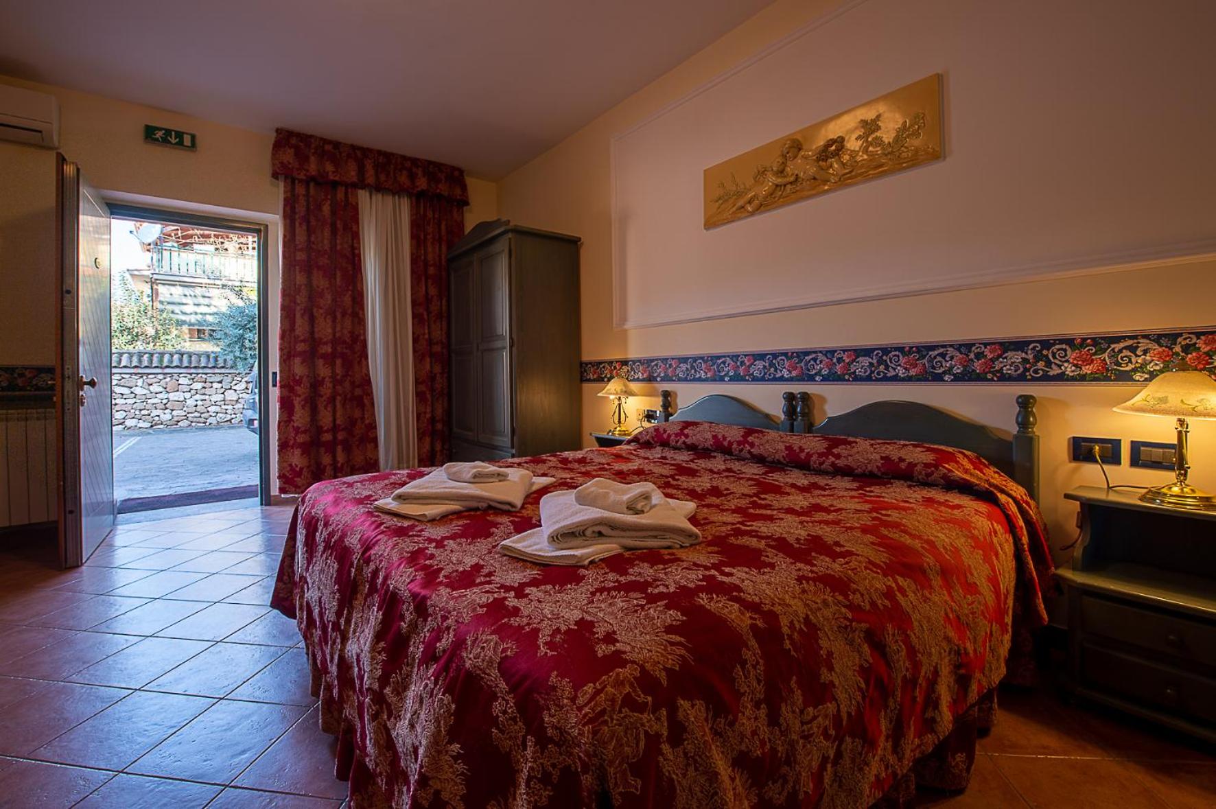 Deluxe King Room - Photo 3