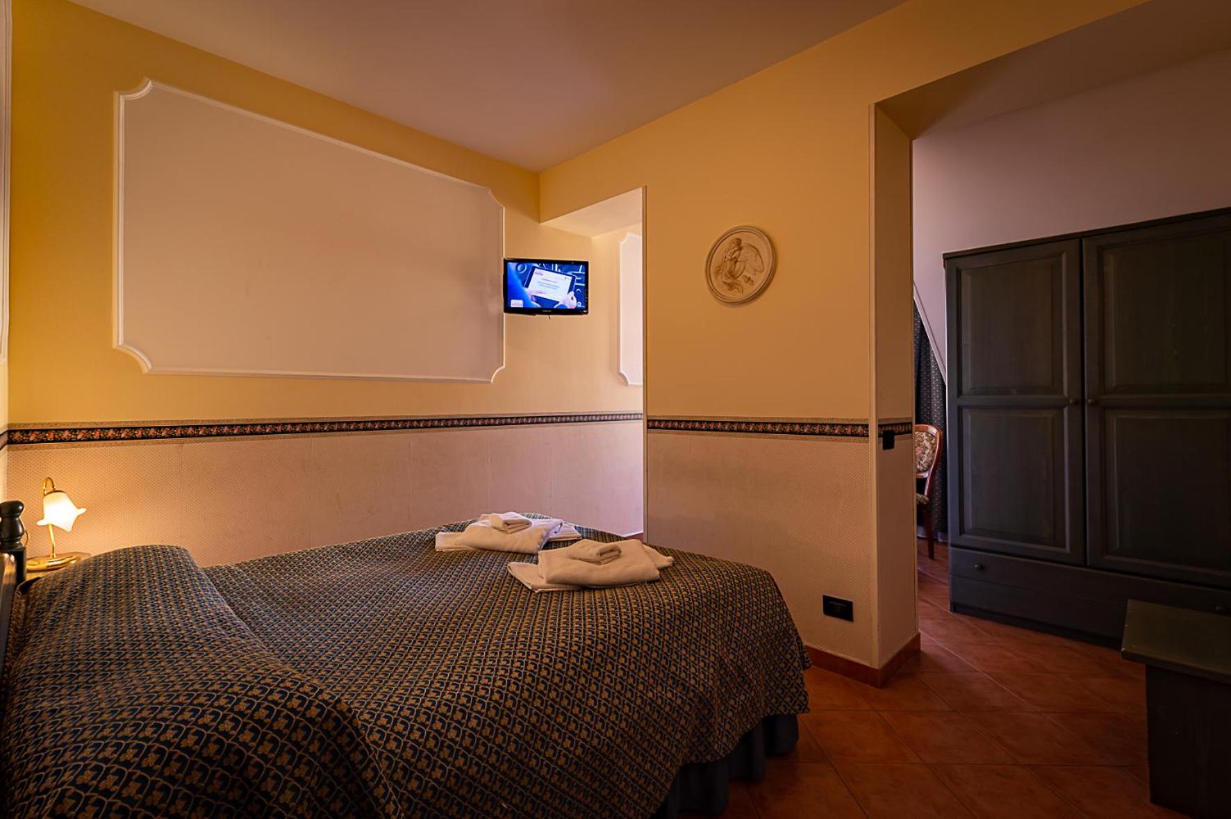 Double Room - Photo 15