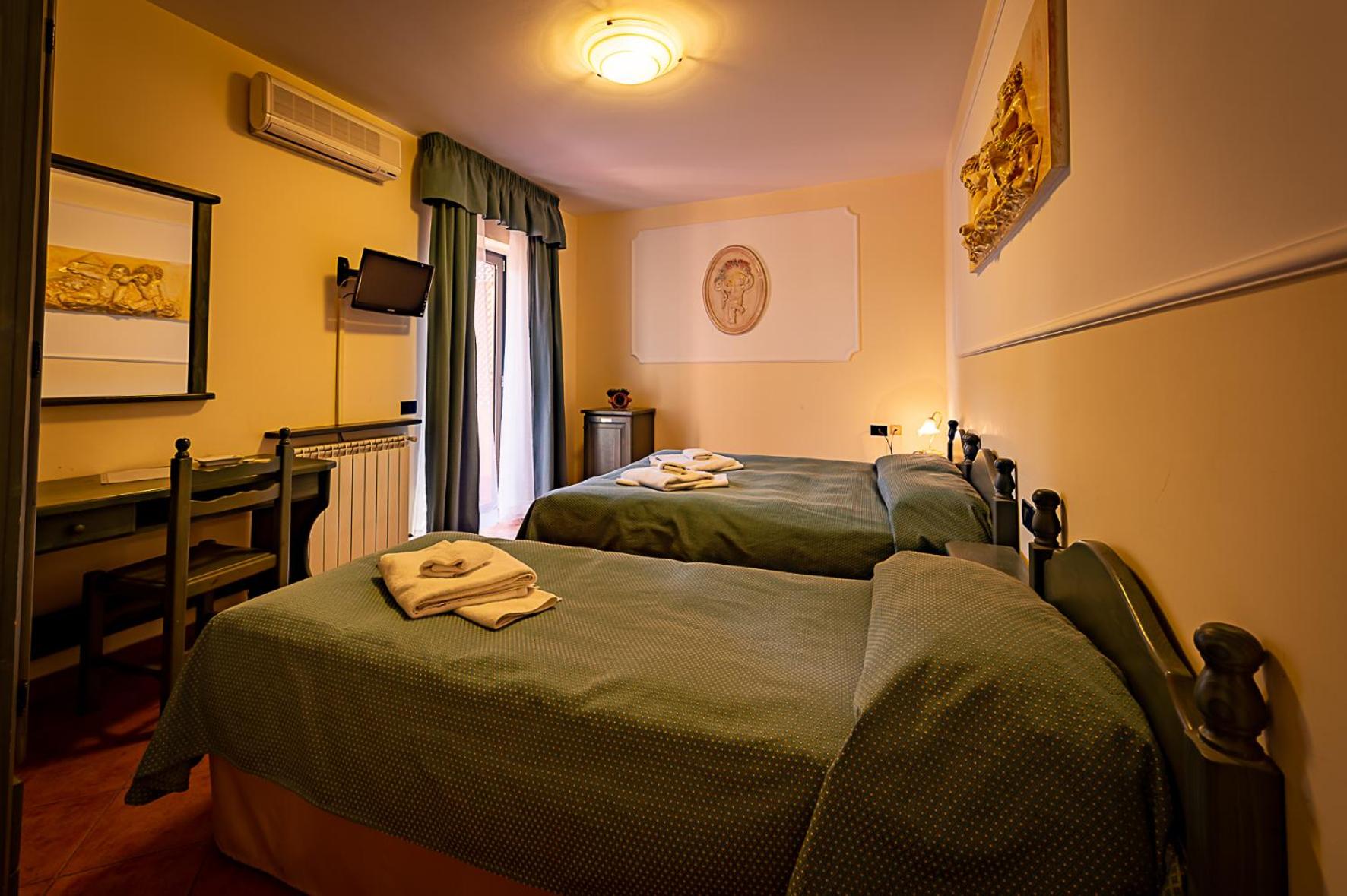 Triple Room - Photo 12