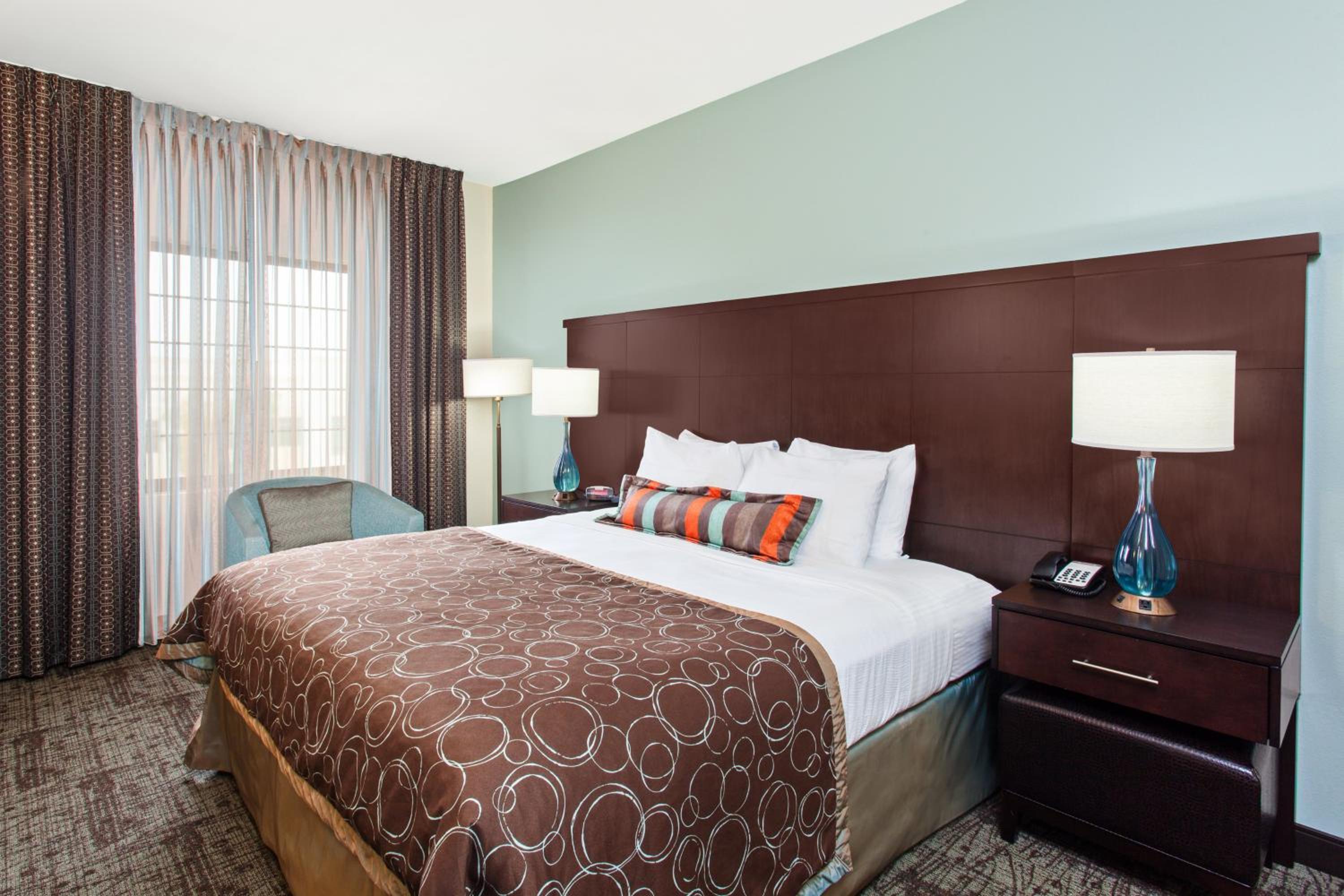 One-Bedroom Suite with Tub - Mobility Accessible